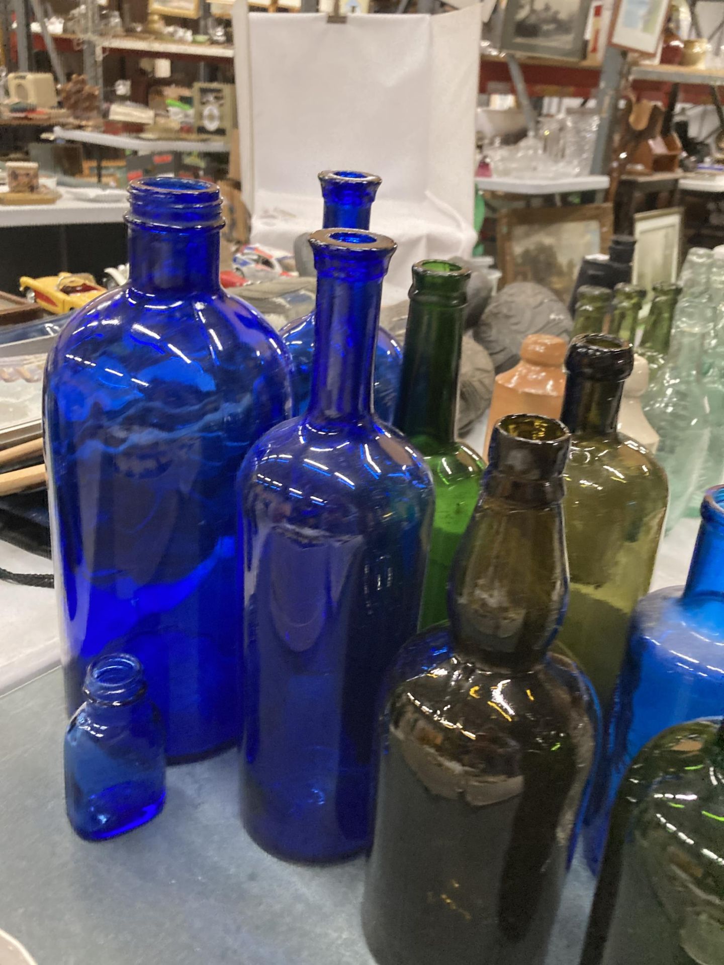 A COLLECTION OF VINTAGE GLASS BOTTLES TO INCLUDE BLUE AND GREEN - Bild 3 aus 3