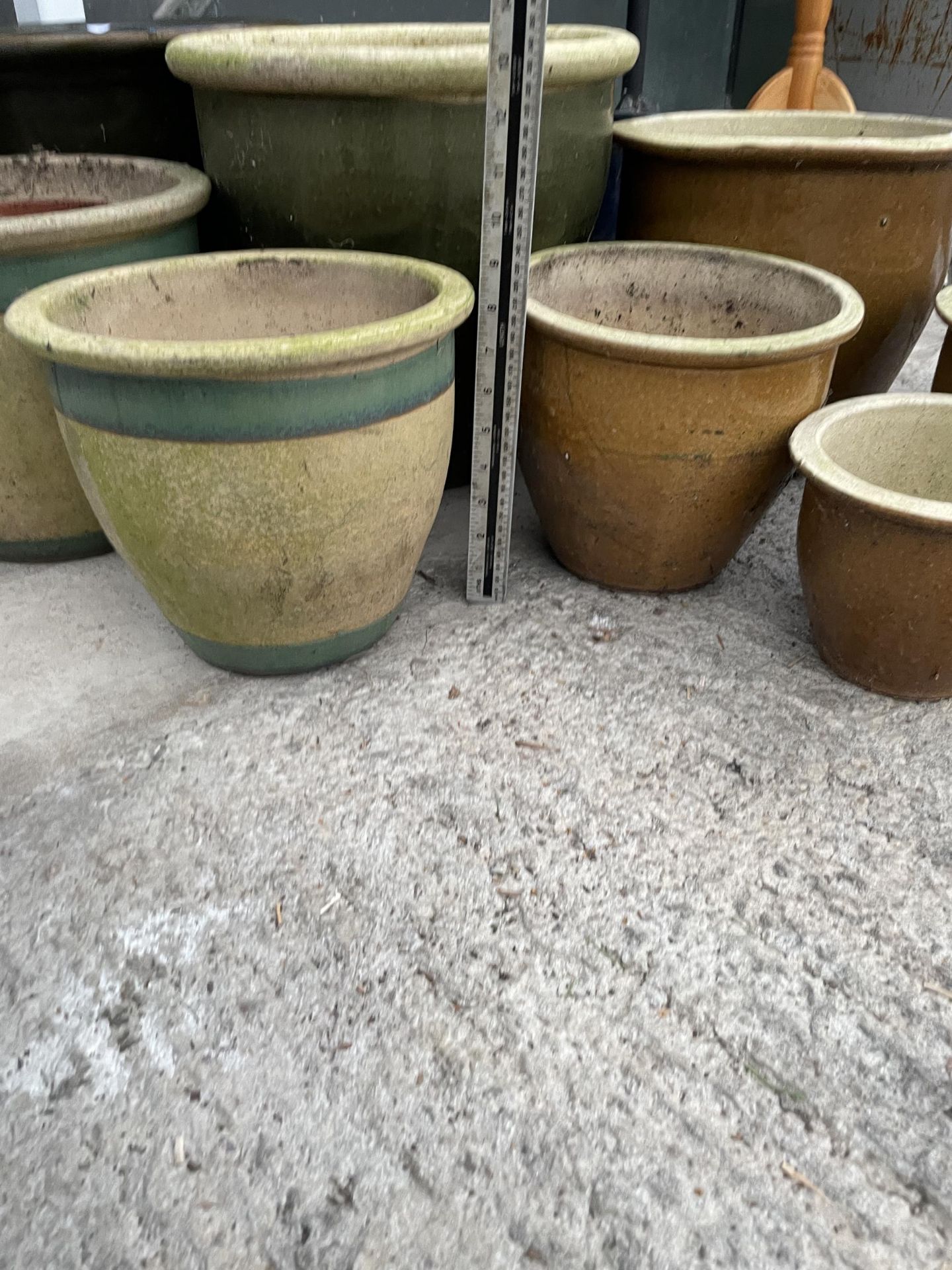 AN ASSORTMENT OF GLAZED GARDEN POTS - Image 3 of 6