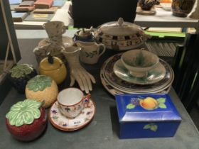 A MIXED LOT OF CERAMICS TO INCLUDE PRESERVE POTS AND SPOONS, CUPS, PLATES, A LIDDED TUREEN, ETC