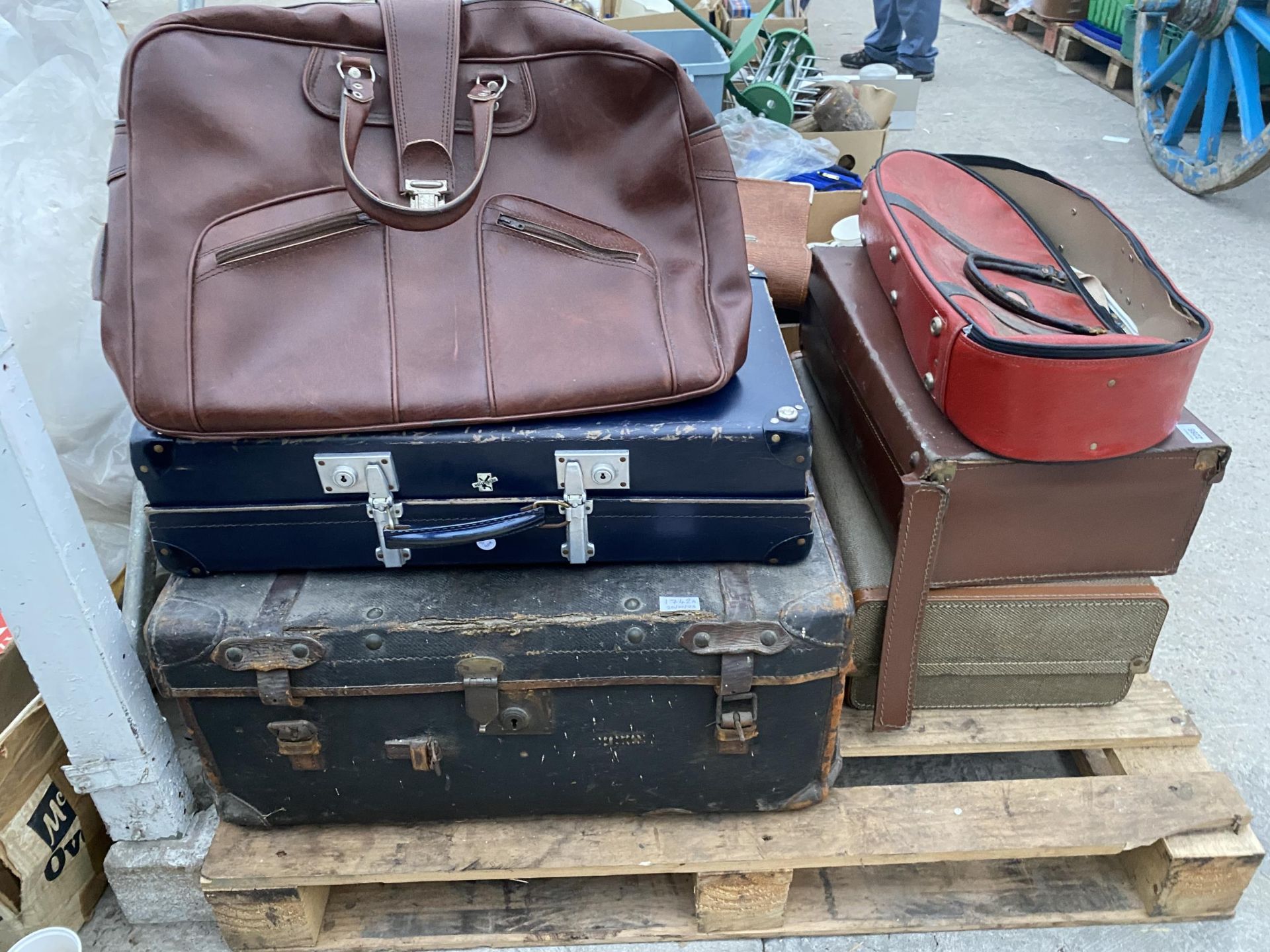 AN ASSORTMENT OF VINTAGE TRAVEL CASES AND BAGS ETC - Image 2 of 3