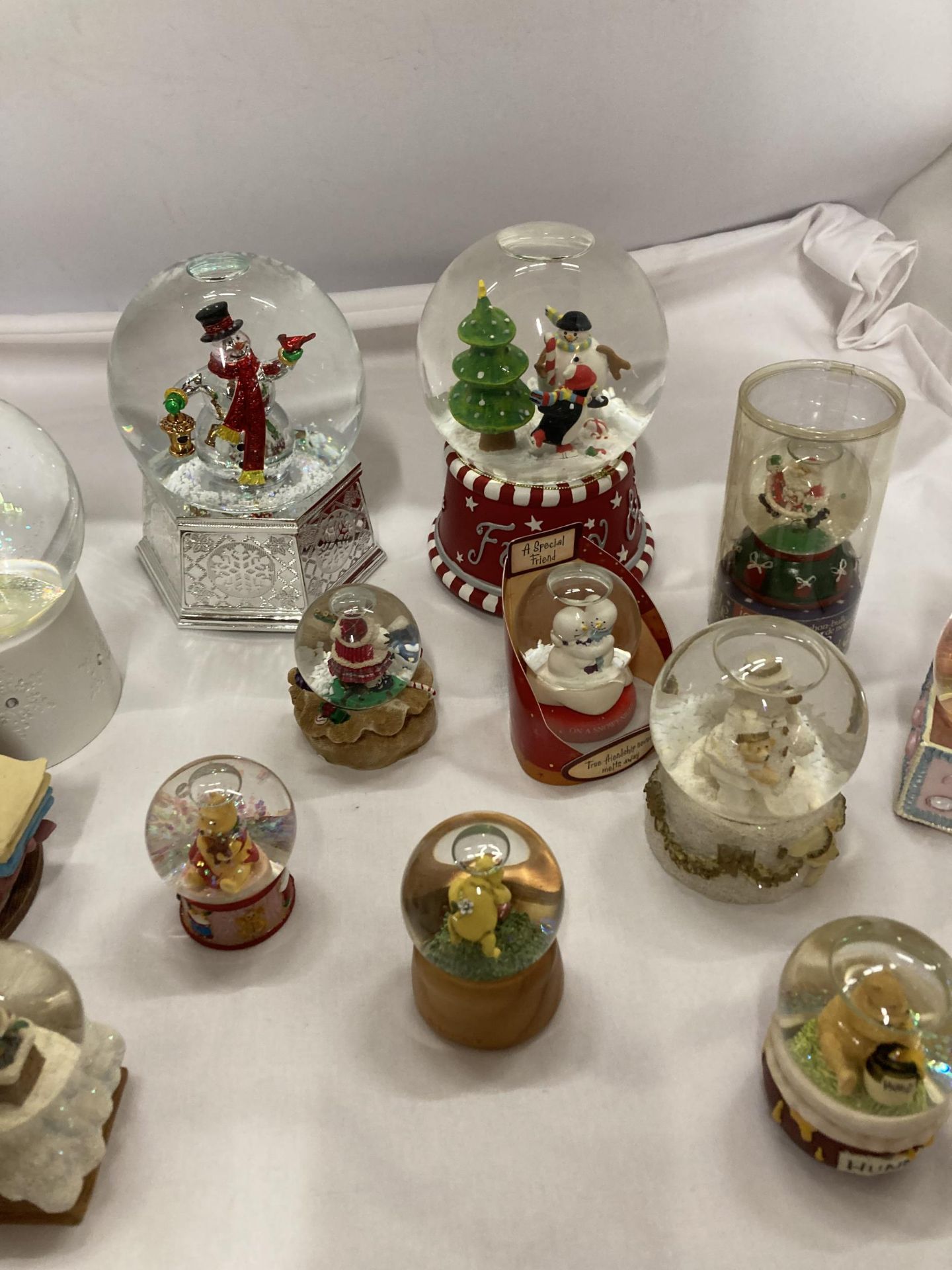 A COLLECTION OF SNOW GLOBES TO INCLUDE WINNIE THE POOH - 13 IN TOTAL - Image 4 of 4