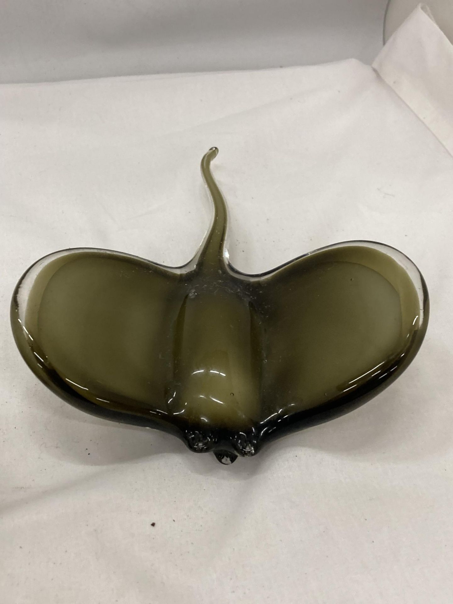TWO PIECES OF ART GLASS TO INCLUDE A STINGRAY DESIGN EXAMPLE - Image 3 of 3