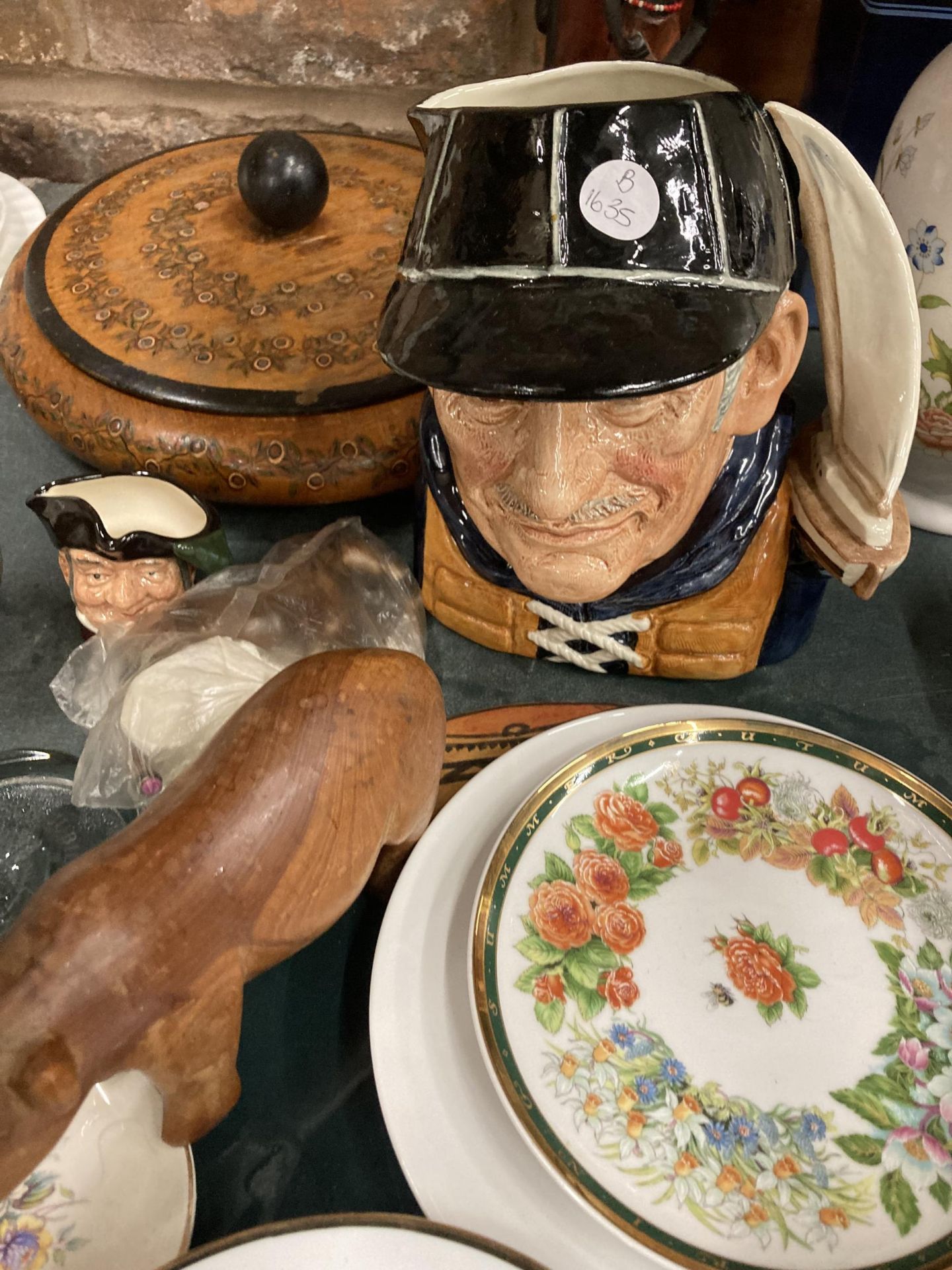 A MIXED LOT TO INCLUDE A LARGE ROYAL DOULTON 'YACHTSMAN' TOBY JUG, CABINET PLATES, WOODEN FIGURES, A - Image 3 of 4