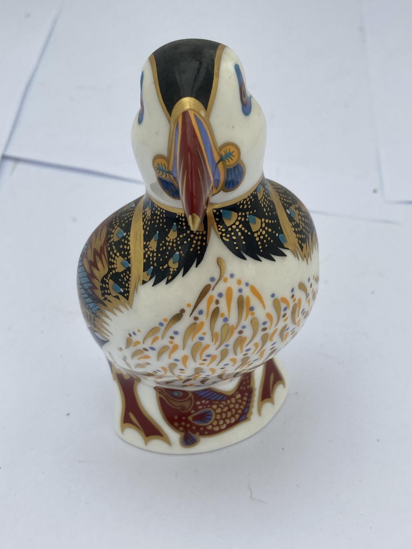 A ROYAL CROWN DERBY PUFFIN PAPERWEIGHT WITH GOLD STOPPER - Bild 3 aus 4