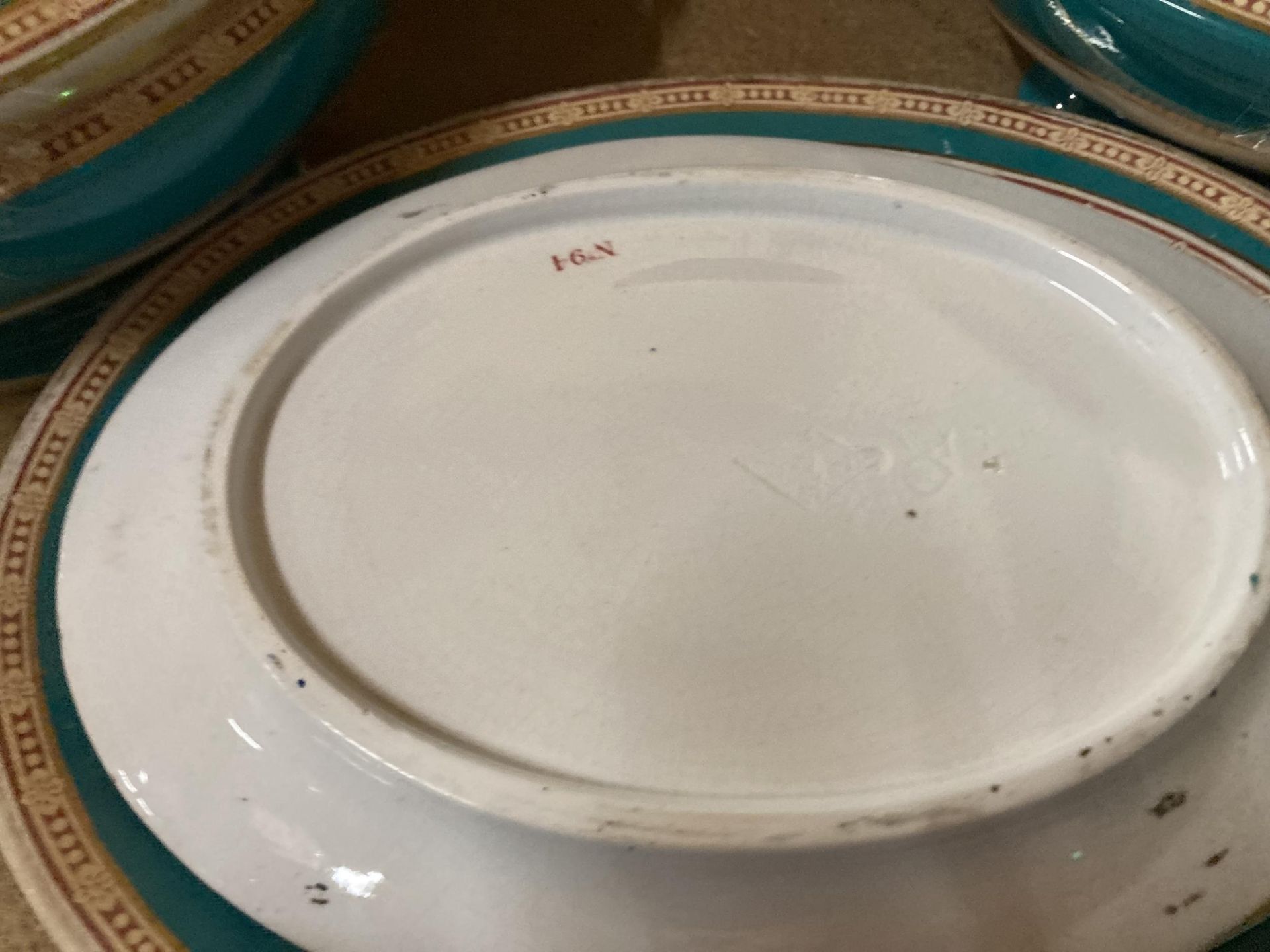 A QUANTITY OF VICTORIAN DINNERWARE TO INCLUDE FOUR SERVING DISHES WITH LIDS PLUS PLATES - Image 3 of 3
