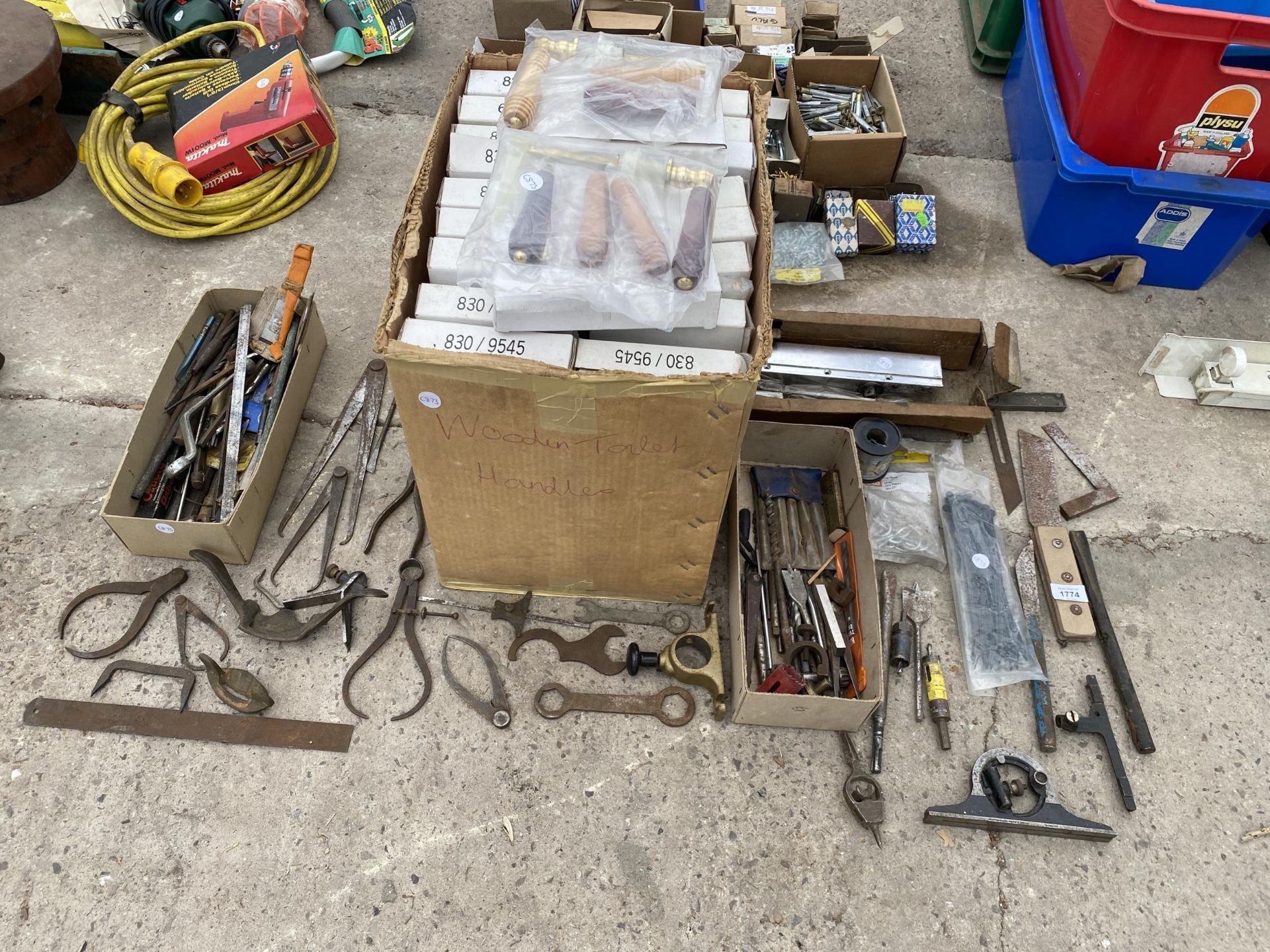 AN ASSORTMENT OF TOOLS TO INCLUDE CALIPERS, DRILL BITS AND CHISELS ETC