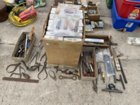AN ASSORTMENT OF TOOLS TO INCLUDE CALIPERS, DRILL BITS AND CHISELS ETC