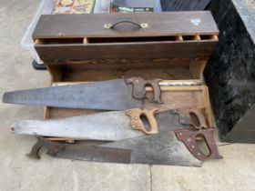 A VINTAGE WOODEN JOINERS CHEST WITH AN ASSORTMENT OF VINTAGE SAWS