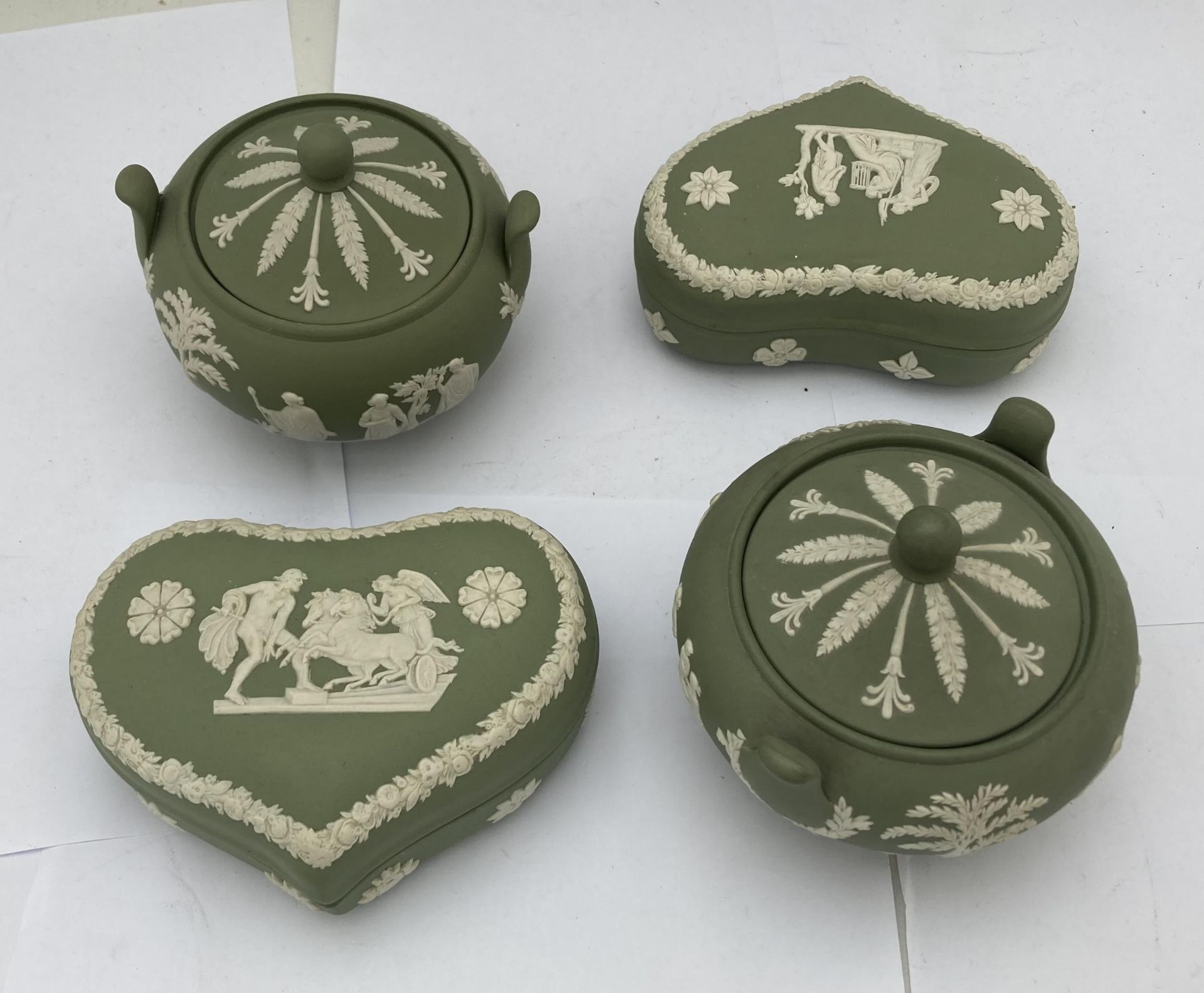 A GROUP OF FOUR WEDGWOOD GREEN JASPERWARE LIDDED ITEMS TO INCLUDE PAIR OF SUGAR BOWLS ETC