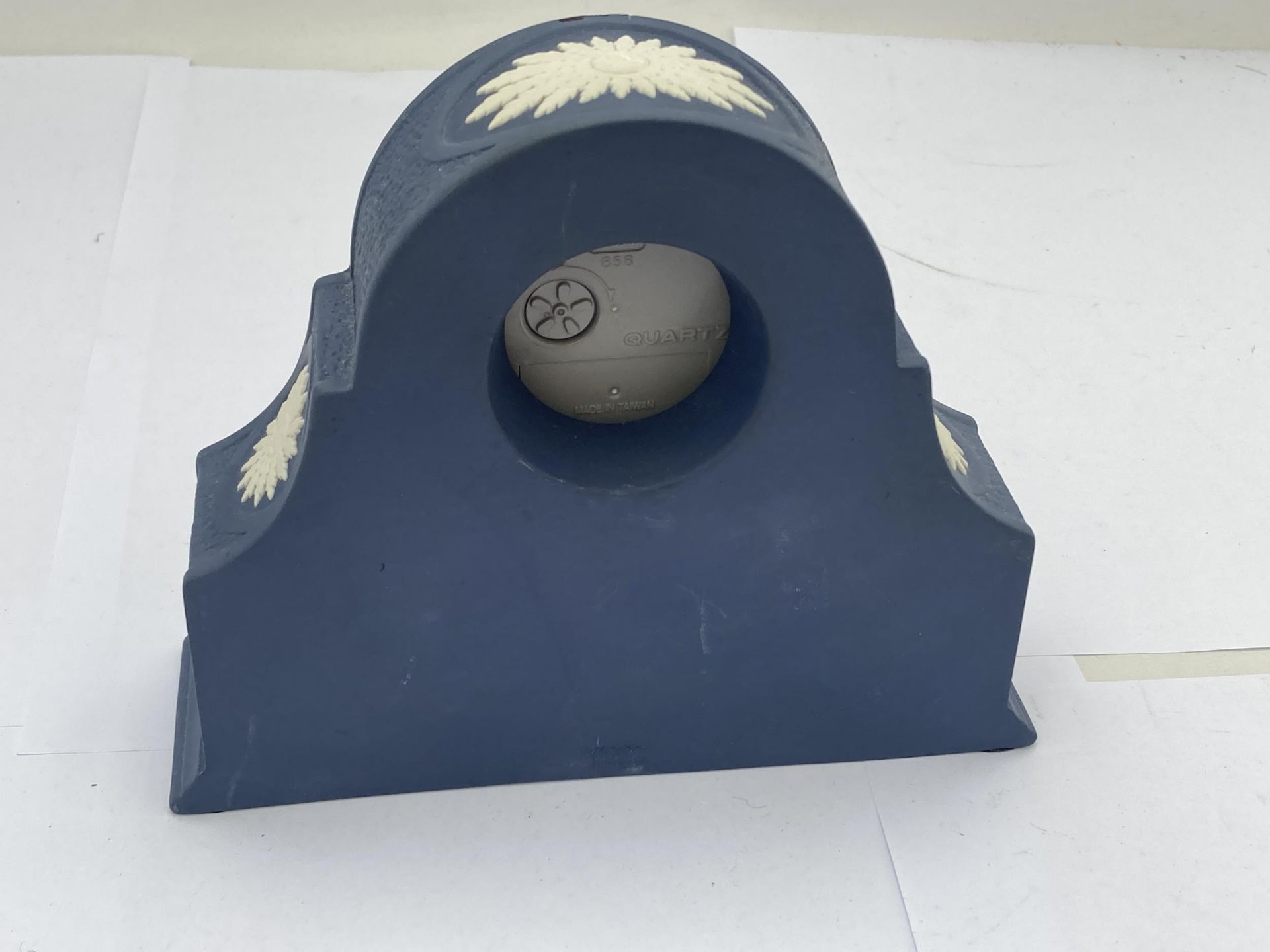A WEDGWOOD NAVY BLUE JASPERWARE CLOCK - Image 3 of 3