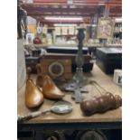 A MIXED VINTAGE LOT TO INCLUDE COPPER MEASURING LADELS, SHOE STRETCHERS, A MANTLE CLOCK, MOTHER OF