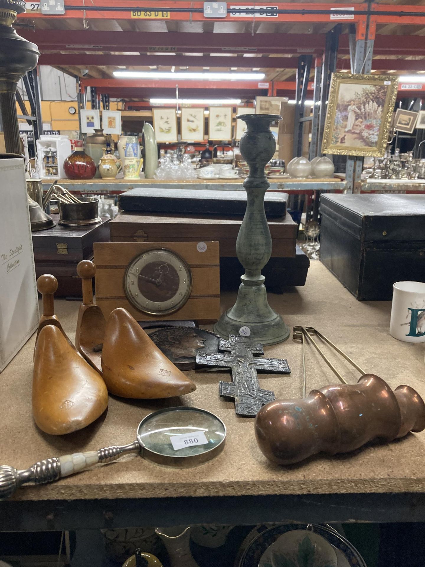 A MIXED VINTAGE LOT TO INCLUDE COPPER MEASURING LADELS, SHOE STRETCHERS, A MANTLE CLOCK, MOTHER OF