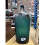 A STUDIO ART GLASS VASE WITH GREEN AND GOLD COLOURING, HEIGHT APPROX 34CM