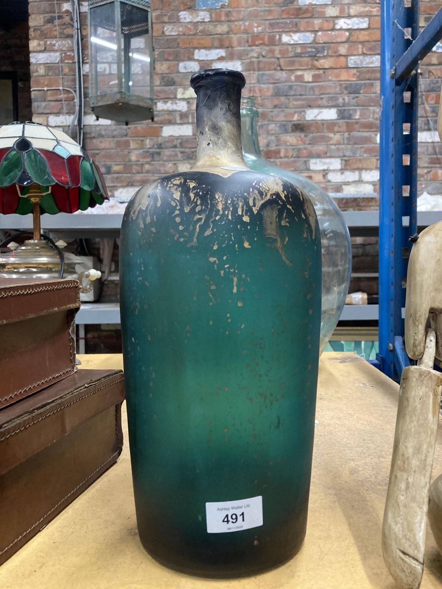 A STUDIO ART GLASS VASE WITH GREEN AND GOLD COLOURING, HEIGHT APPROX 34CM