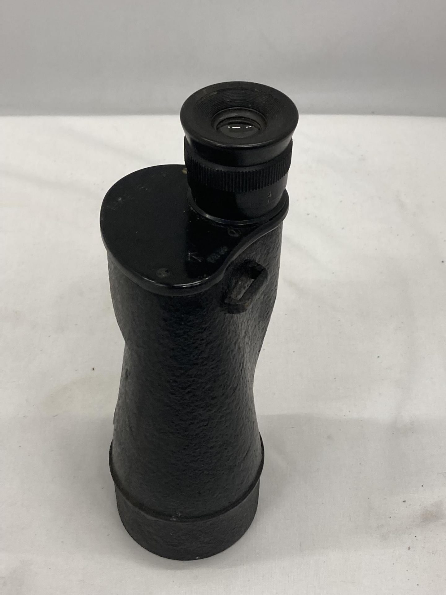 A MILITARY MINOCULAR BINOCULAR - Image 2 of 4