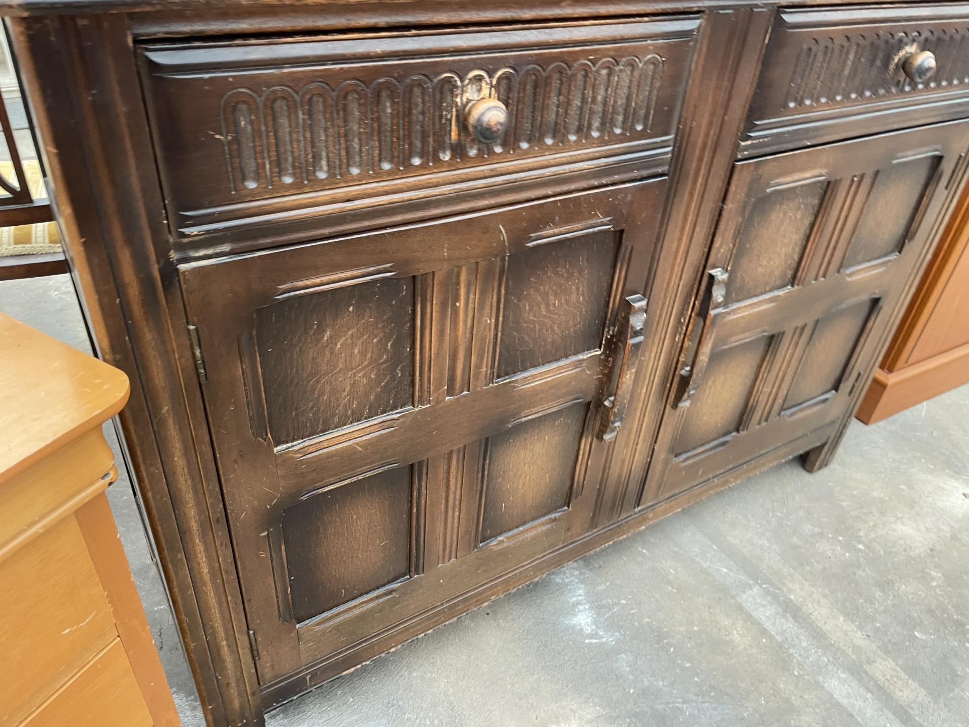 A REPRODUCTION OAK DRESSER COMPLETE WITH PLATE RACK, 48" WIDE - Image 4 of 4