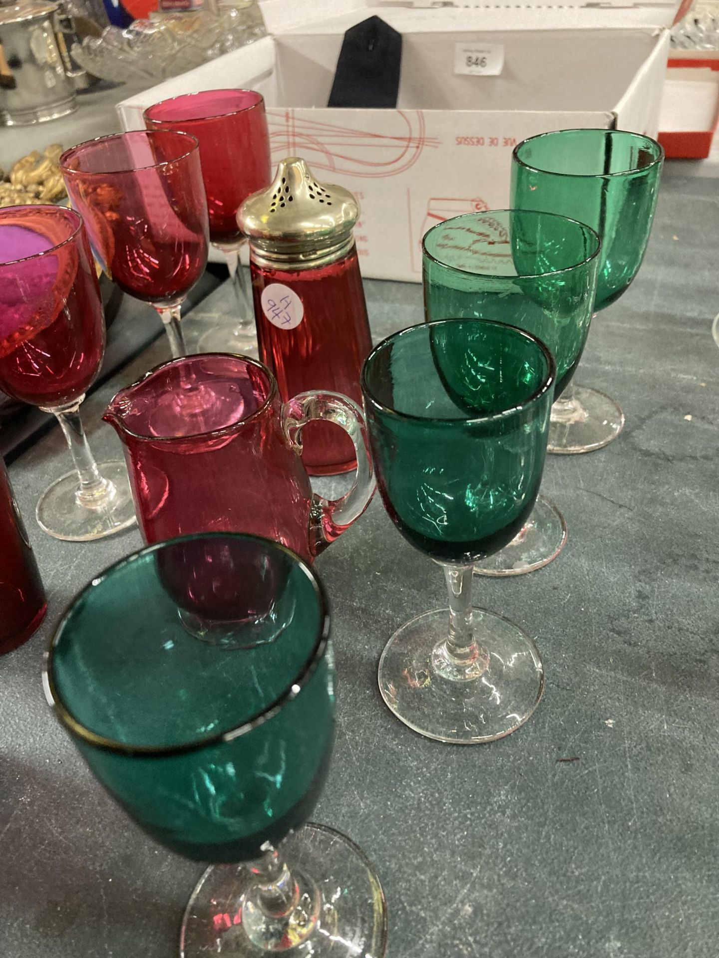 A QUANTITY OF COLOURED VINTAGE GLASSES TO INCLUDE CRANBERRY AND GREEN WINE AND SHERRY, A CRANBERRY - Image 3 of 3