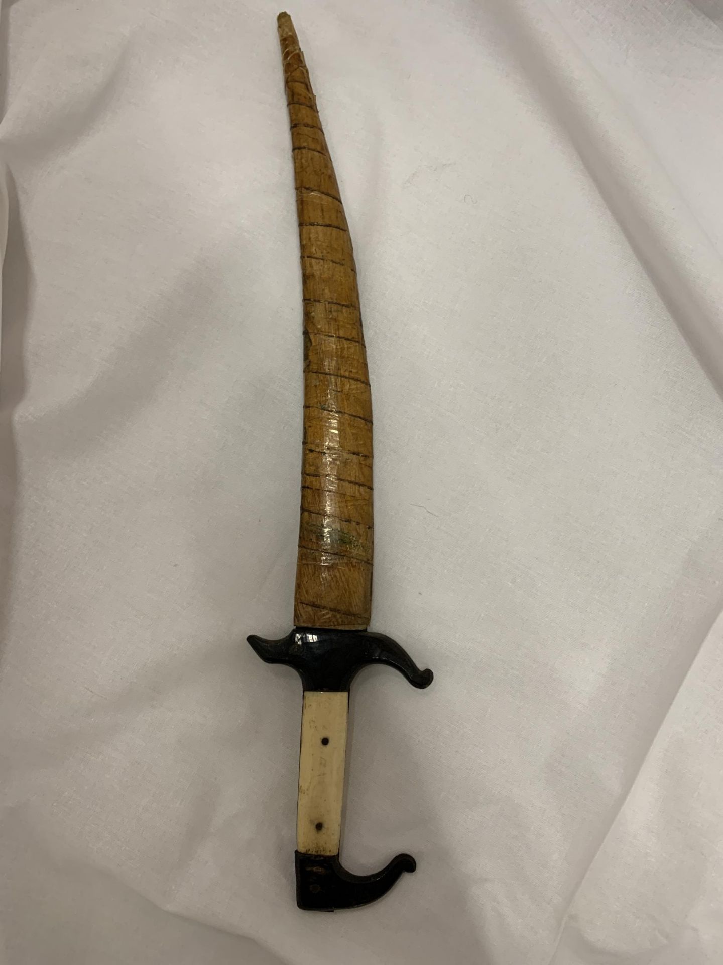 A VINTAGE MIDDLE EASTERN ISLAMIC DAGGER WITH BONE HANDLE - Image 2 of 4
