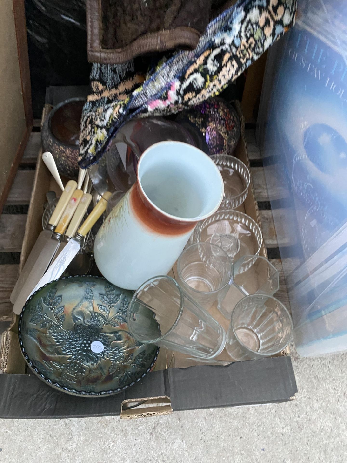 AN ASSORTMENT OF HOUSEHOLD CLEARANCE ITEMS TO INCLUDE CERAMICS AND PRINTS ETC - Image 5 of 5