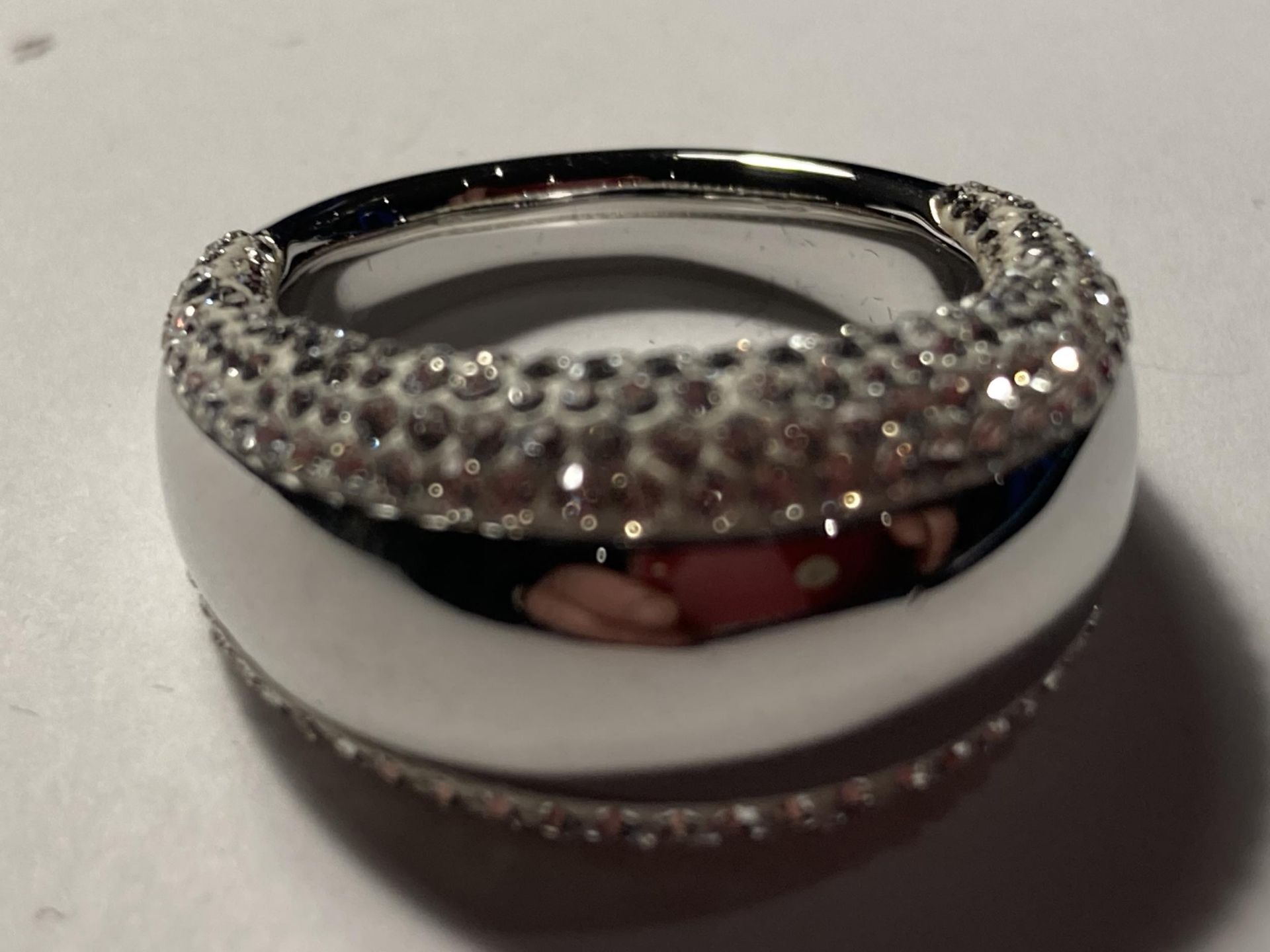 A SWAROVSKI CRYSTAL RING WITH LABEL IN A PRESENTATION BOX WITH SLEEVE SIZE R - Image 2 of 3