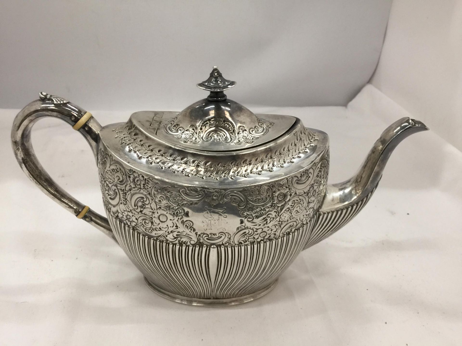 AN EDWARD VII 1902 SILVER TEAPOT WITH CHASED AND ENGRAVED FLORAL DESIGN, MAKER INDISTINCT, GROSS 546 - Image 2 of 7