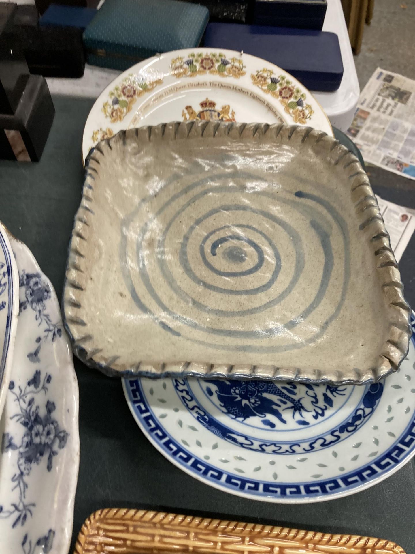 A QUANTITY OF VINTAGE CERAMIC ITEMS TO INCLUDE MEAT PLATES, A ROYAL COMMEMORATIVE PLATE, ORIENTAL - Image 3 of 3