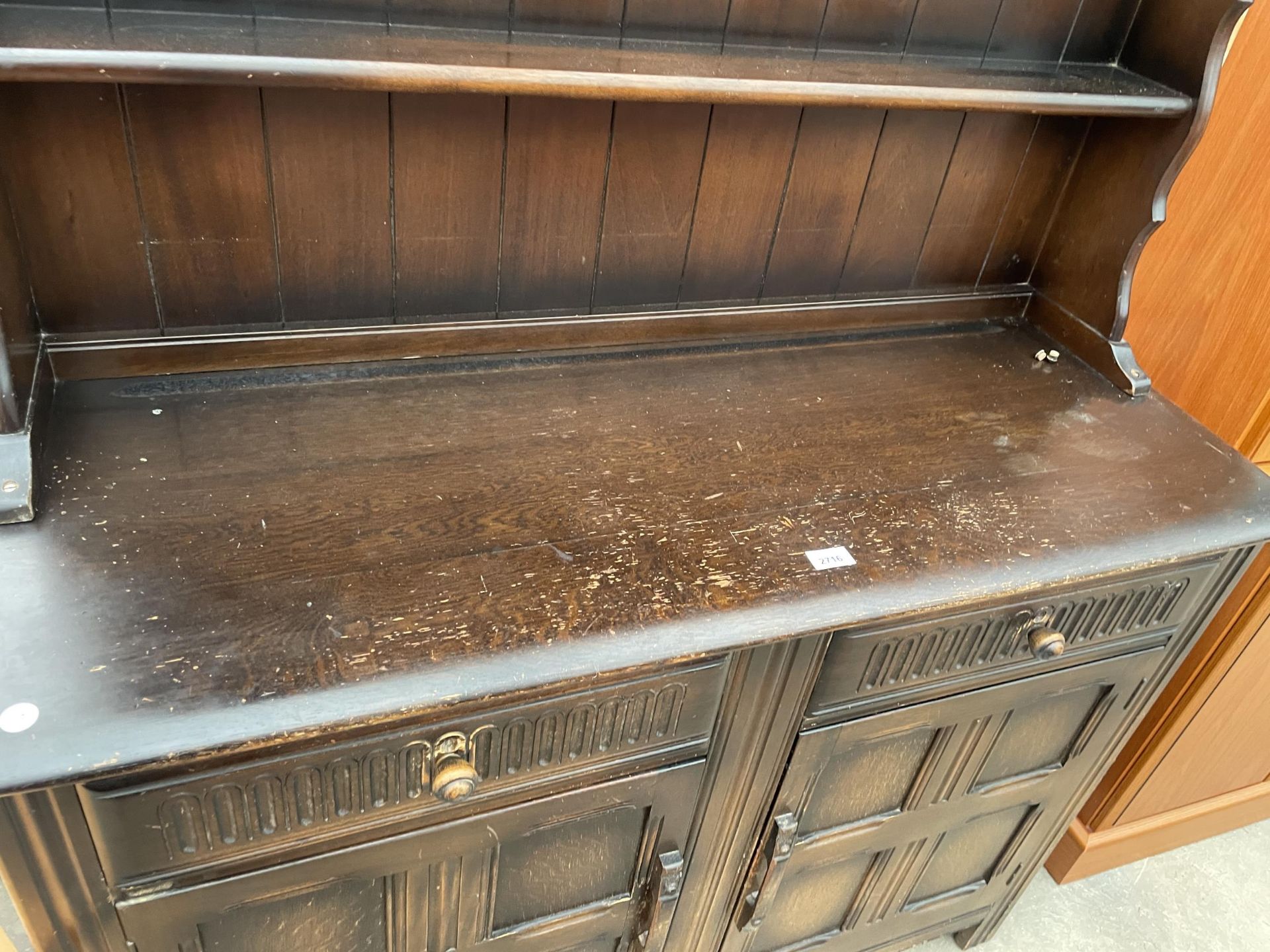 A REPRODUCTION OAK DRESSER COMPLETE WITH PLATE RACK, 48" WIDE - Image 3 of 4