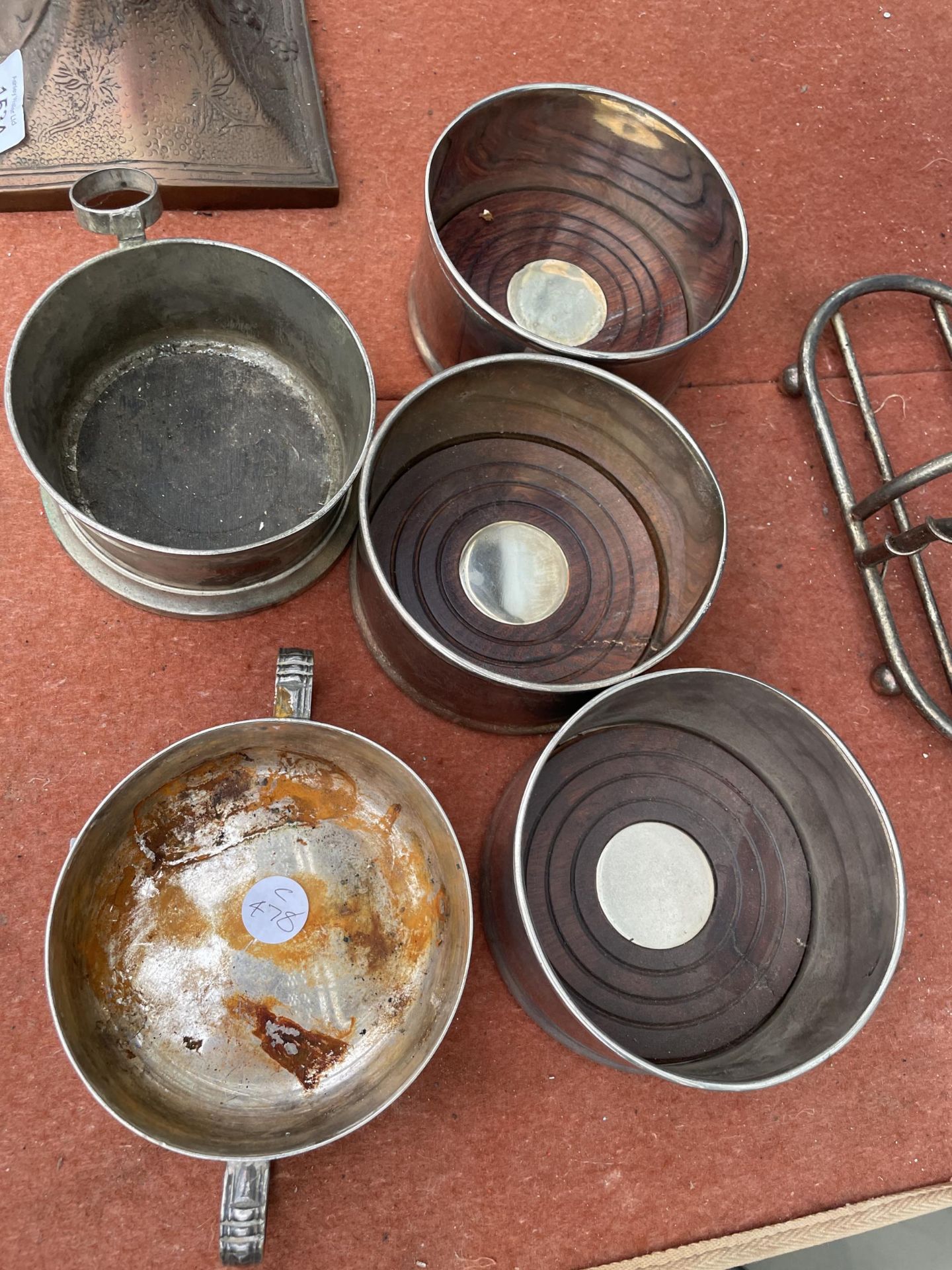 AN ASSORTMENT OF VINTAGE SILVER PLATED ITEM TO INCLUDE FOUR WINE COASTERS, AND A WINE BOTTLE STAND - Image 3 of 5