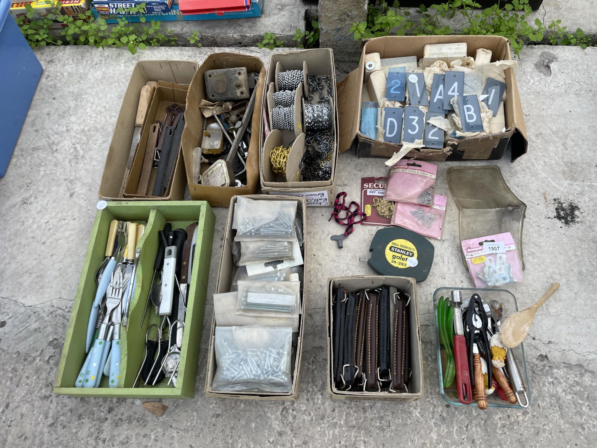 AN ASSORTMENT OF ITEMS TO INCLUDE FLATWARE, DOOR NUMBERS AND CHAIN ETC