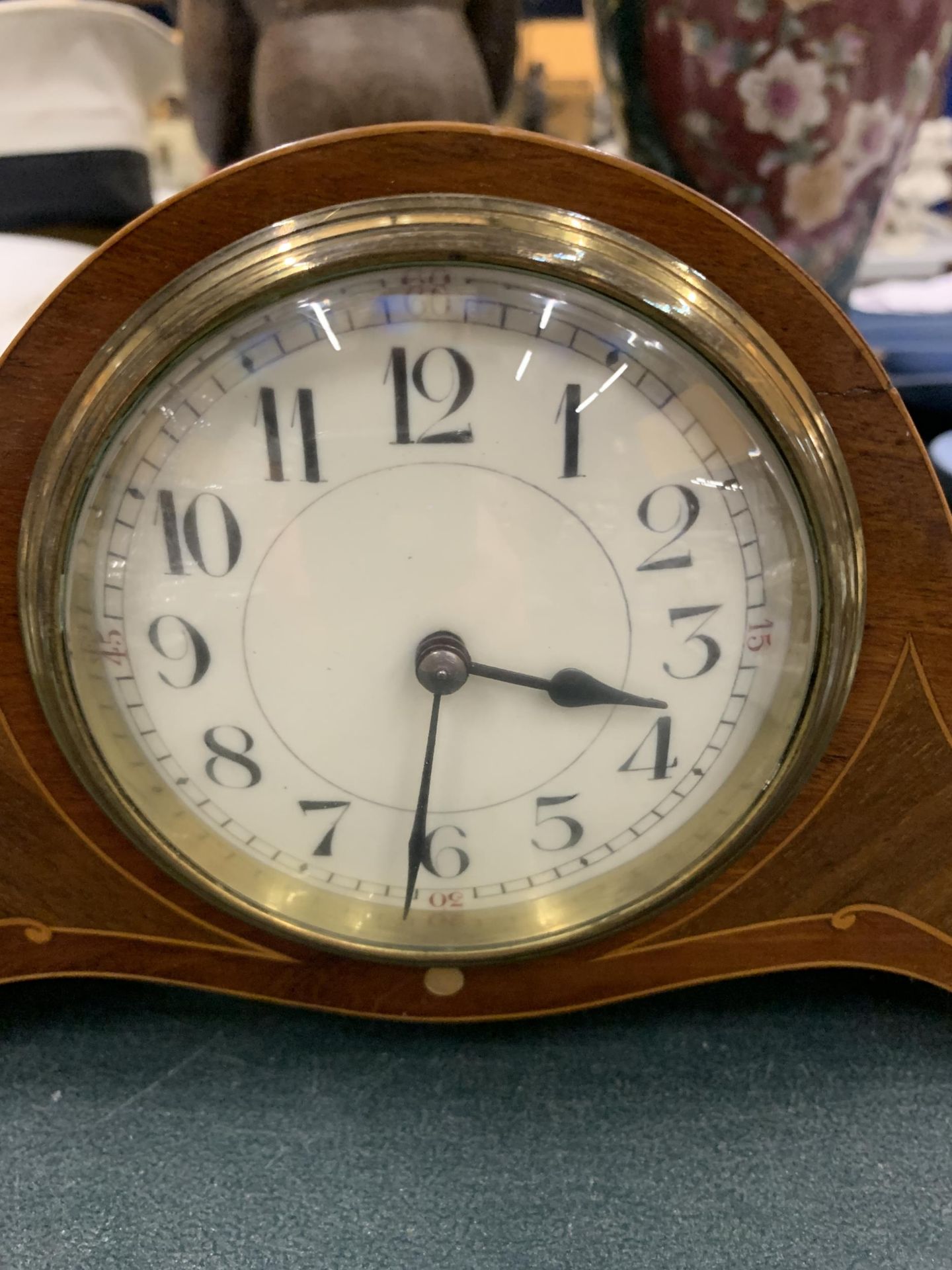 AN INLAID EDWARDIAN MANTLE CLOCK - Image 3 of 3