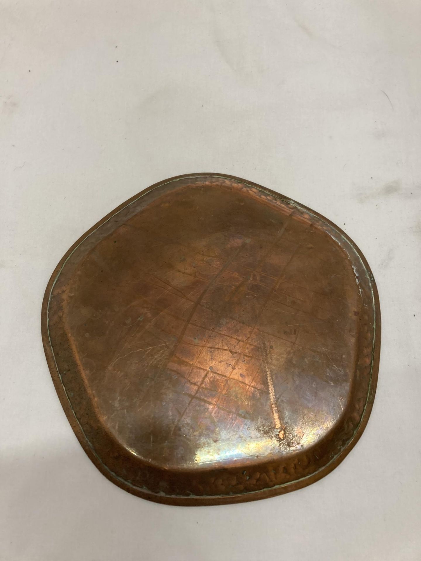 AN EXTREMELY RARE 1930'S TEACHER'S WHISKY CENTENARY COPPER TRAY, DIAMETER 21.5CM - Image 2 of 2