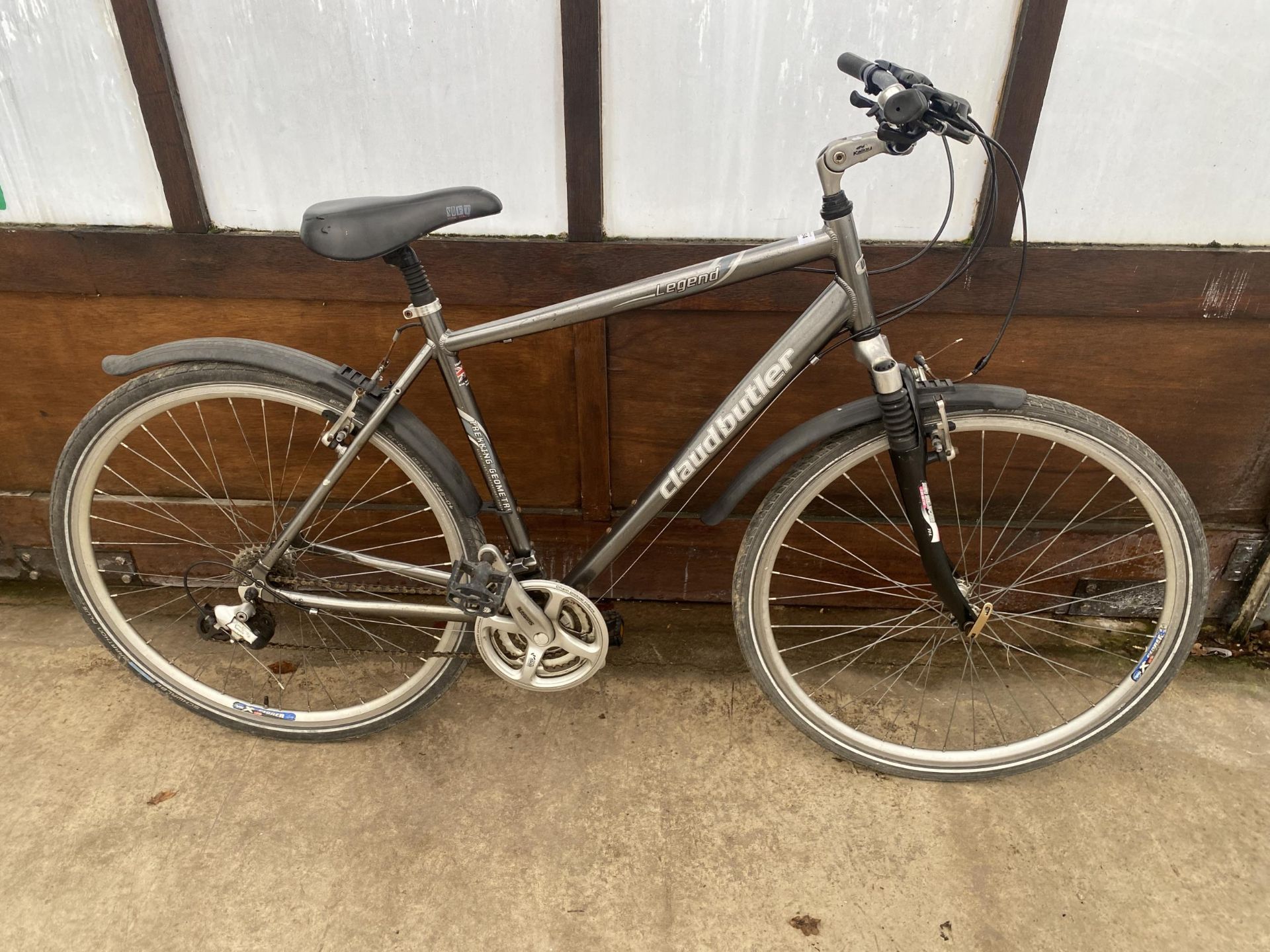 A GENTS CLAUD BUTLER LEGEND MOUNTAIN BIKE WITH A 24 SPEED SHIMANO GEAR SYSYTEM