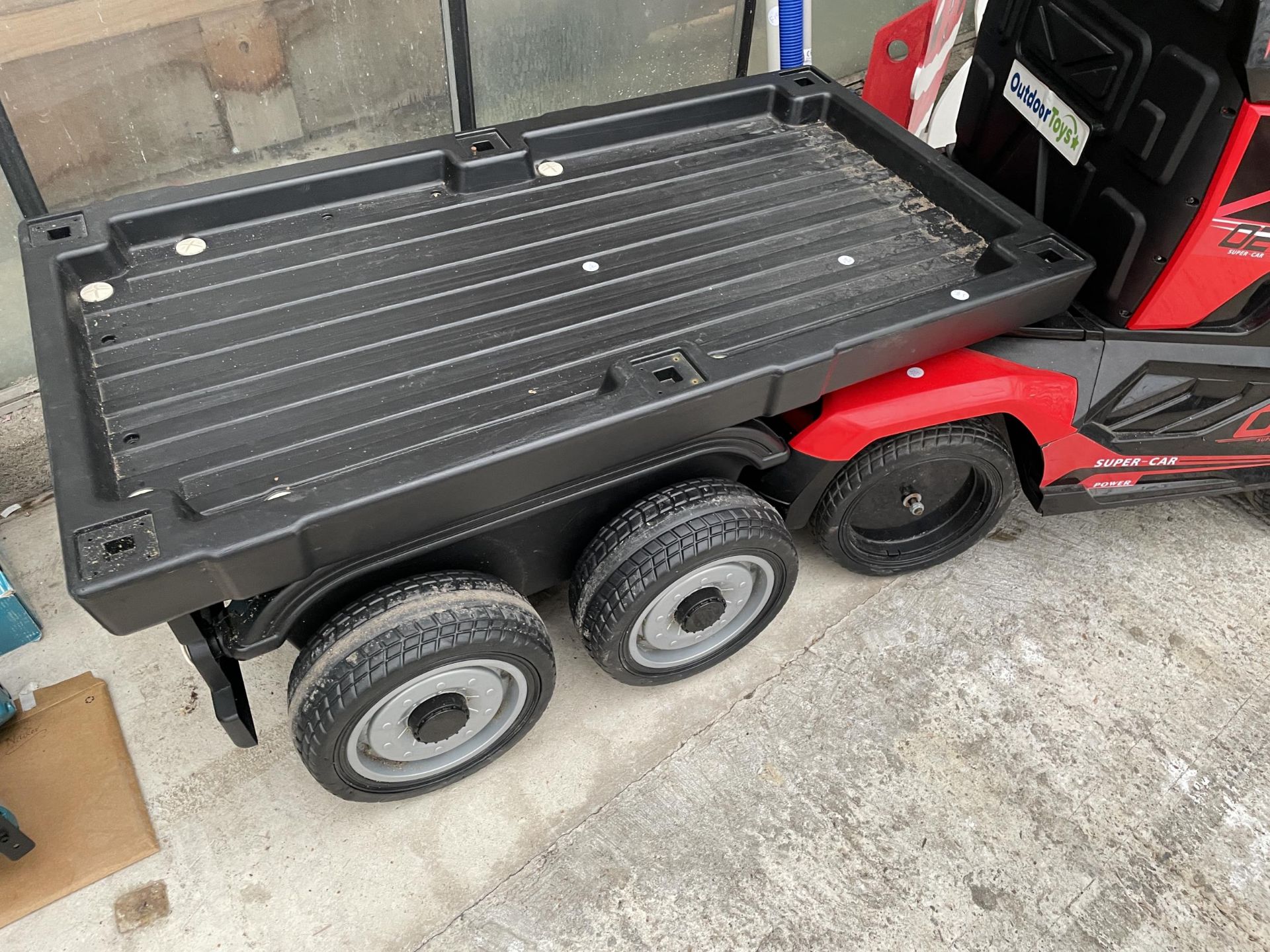 A 'SUPER CAR' BATTERY POWERED CHILDS RIDE ALONG BATTERY WAGON AND TRAILER COMPLETE WITH CHARGER, - Image 4 of 8