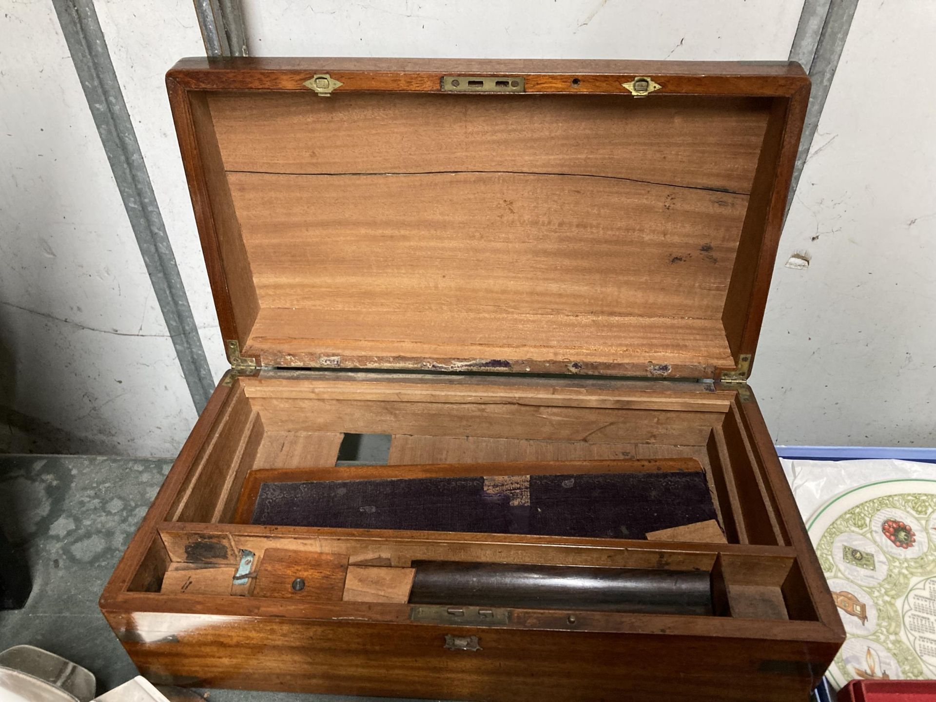 A MAHOGANY WRITING SLOPE WITH BRASS CORNERS AND ESCUTCHEON - IN NEED OF RESTORATION - Image 2 of 3