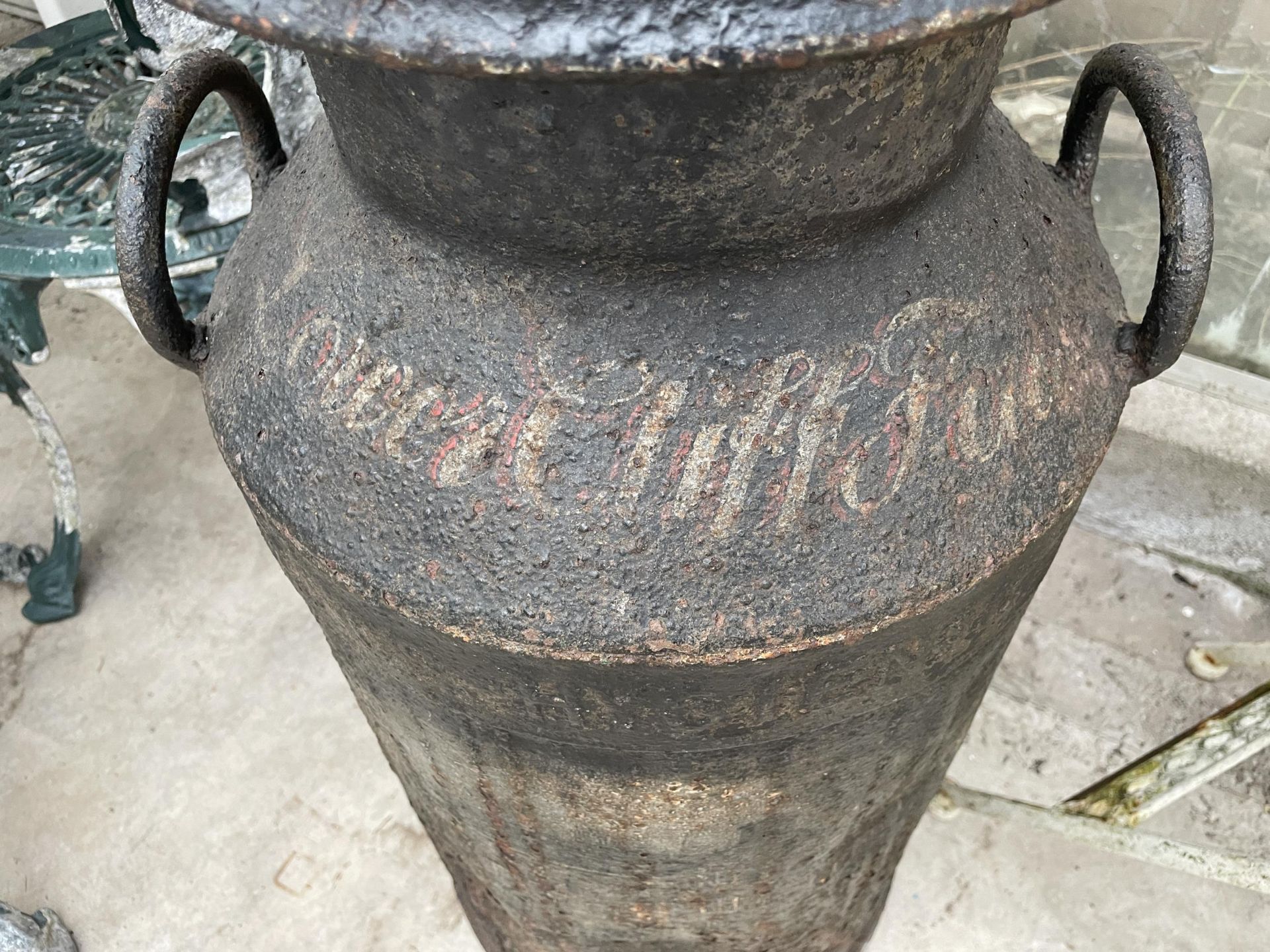 A VINTAGE CAST IRON MILK CHURN WITH LID - Image 3 of 4