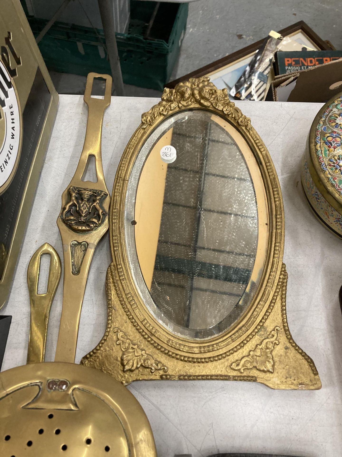 A QUANTITY OF BRASS ITEMS TO INCLUDE A CHESTNUT ROASTER, SKILLET SIEVE, SMALL GILT FRAMED WALL - Bild 4 aus 4