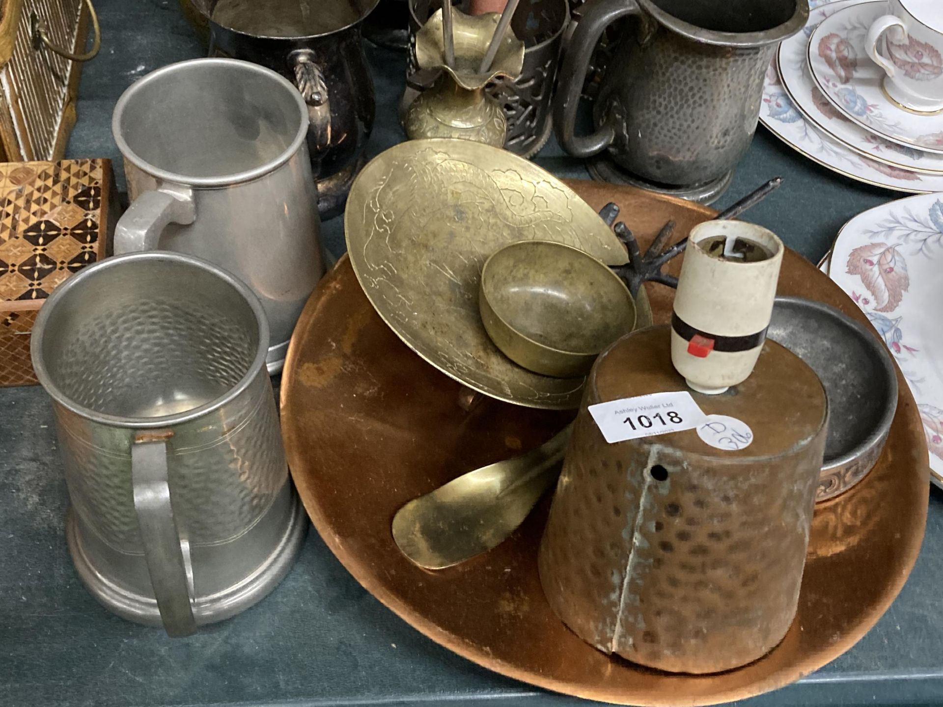 A QUANTITY OF COPPER, BRASS AND PEWTER TO INCLUDE TANKARDS, ALE MULLER, CANDLESTICK, COPPER TRAY, - Bild 2 aus 4