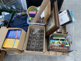 AN ASSORTMENT OF HOUSEHOLD CLEARANCE ITEMS TO INCLUDE CERAMICS AND GLASS WARE ETC