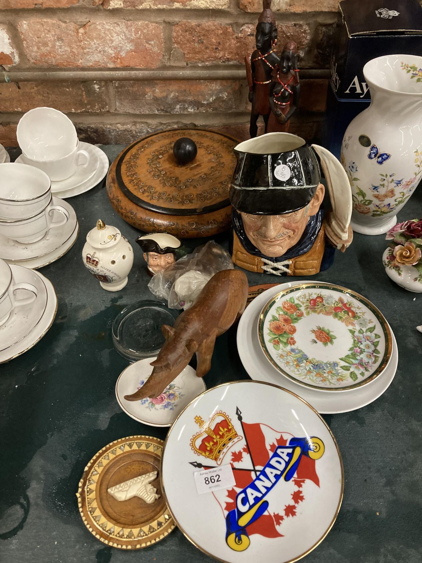 A MIXED LOT TO INCLUDE A LARGE ROYAL DOULTON 'YACHTSMAN' TOBY JUG, CABINET PLATES, WOODEN FIGURES, A