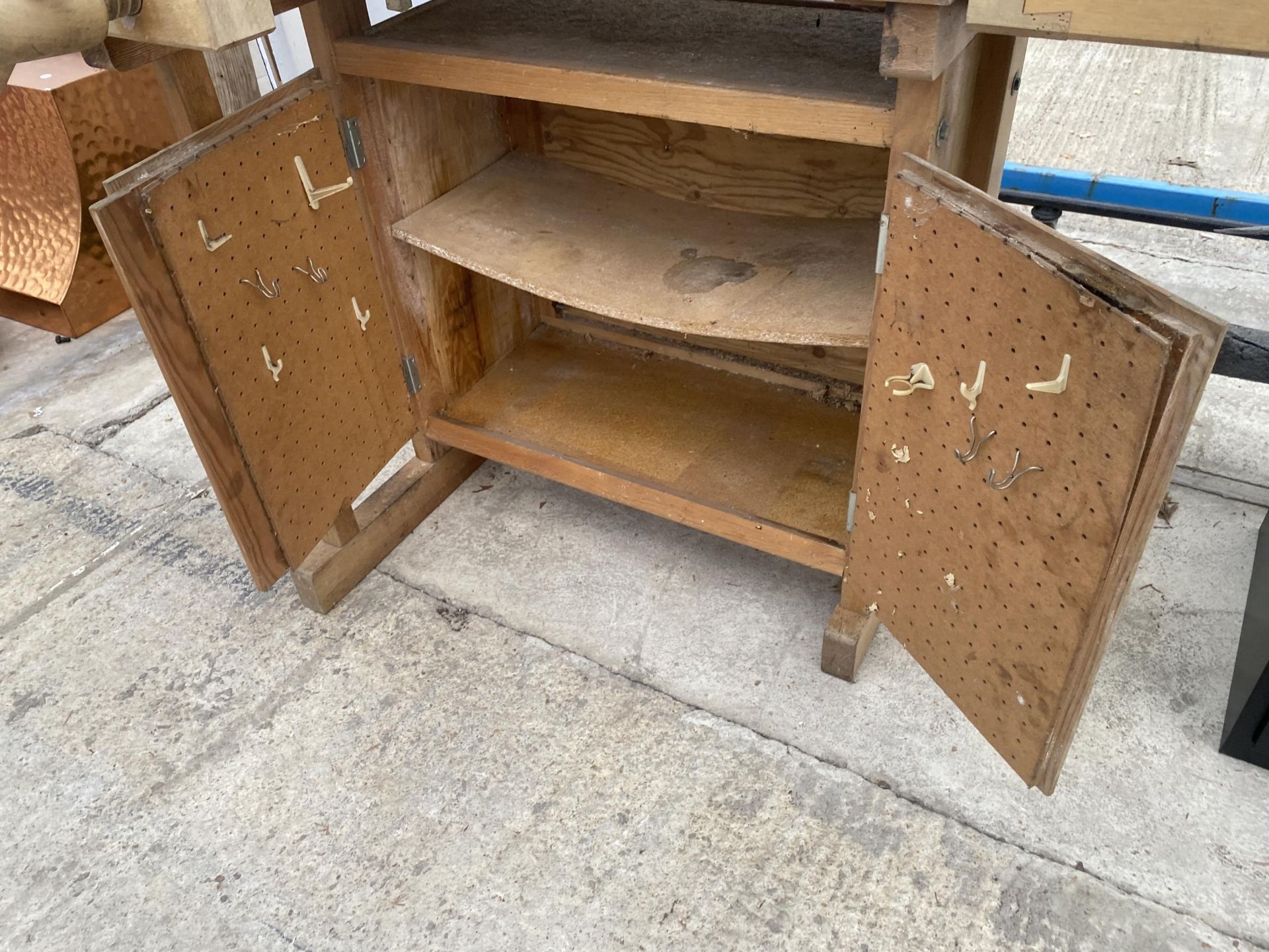 A SMALL WOODEN RJONERGS WORK BENCH WITH TWO LOWER CUPBOARDS AND TWO VICES - Bild 4 aus 5