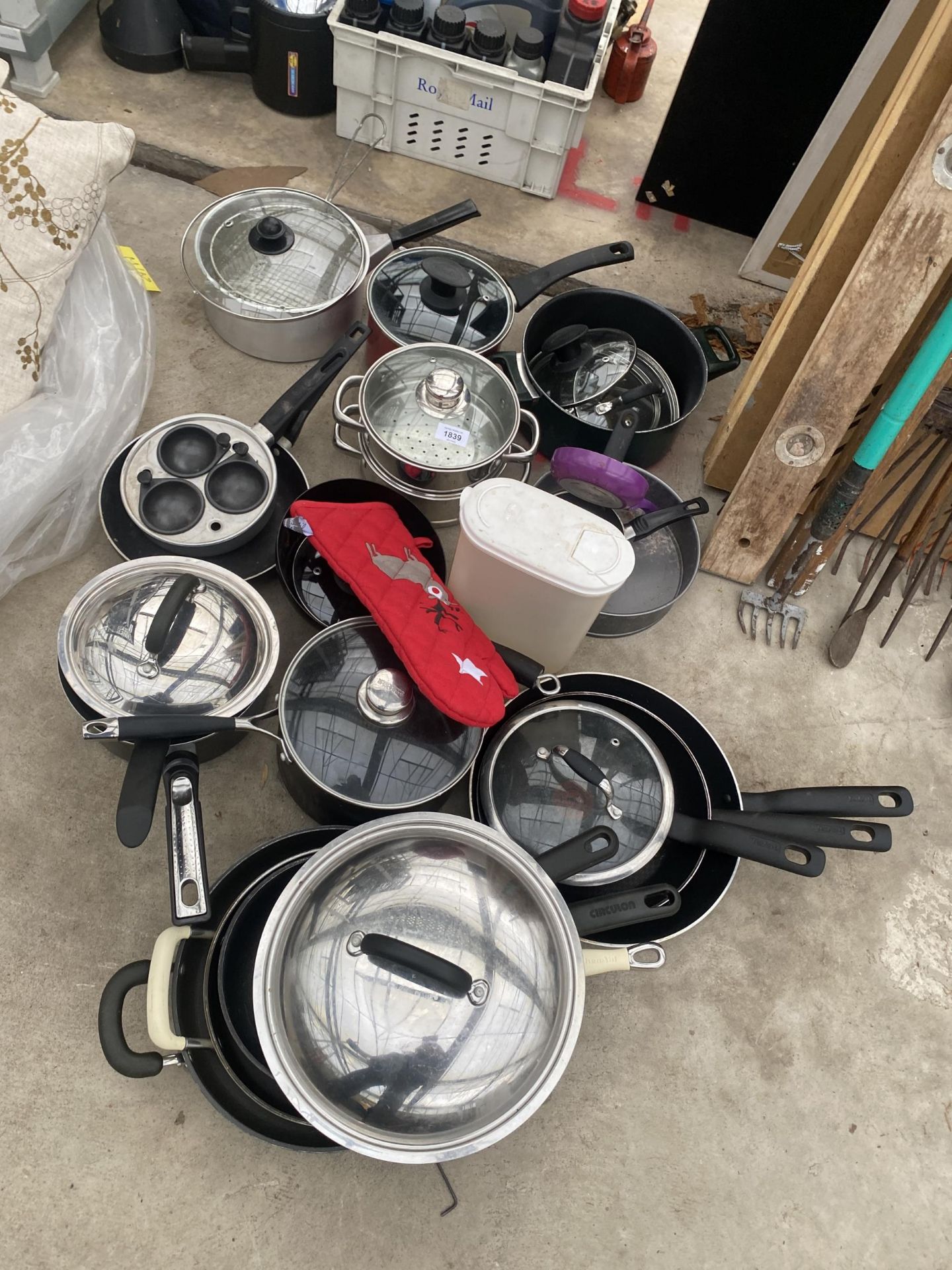 AN ASSORTMENT OF KITCHEN PANS AND CAKE TINS ETC