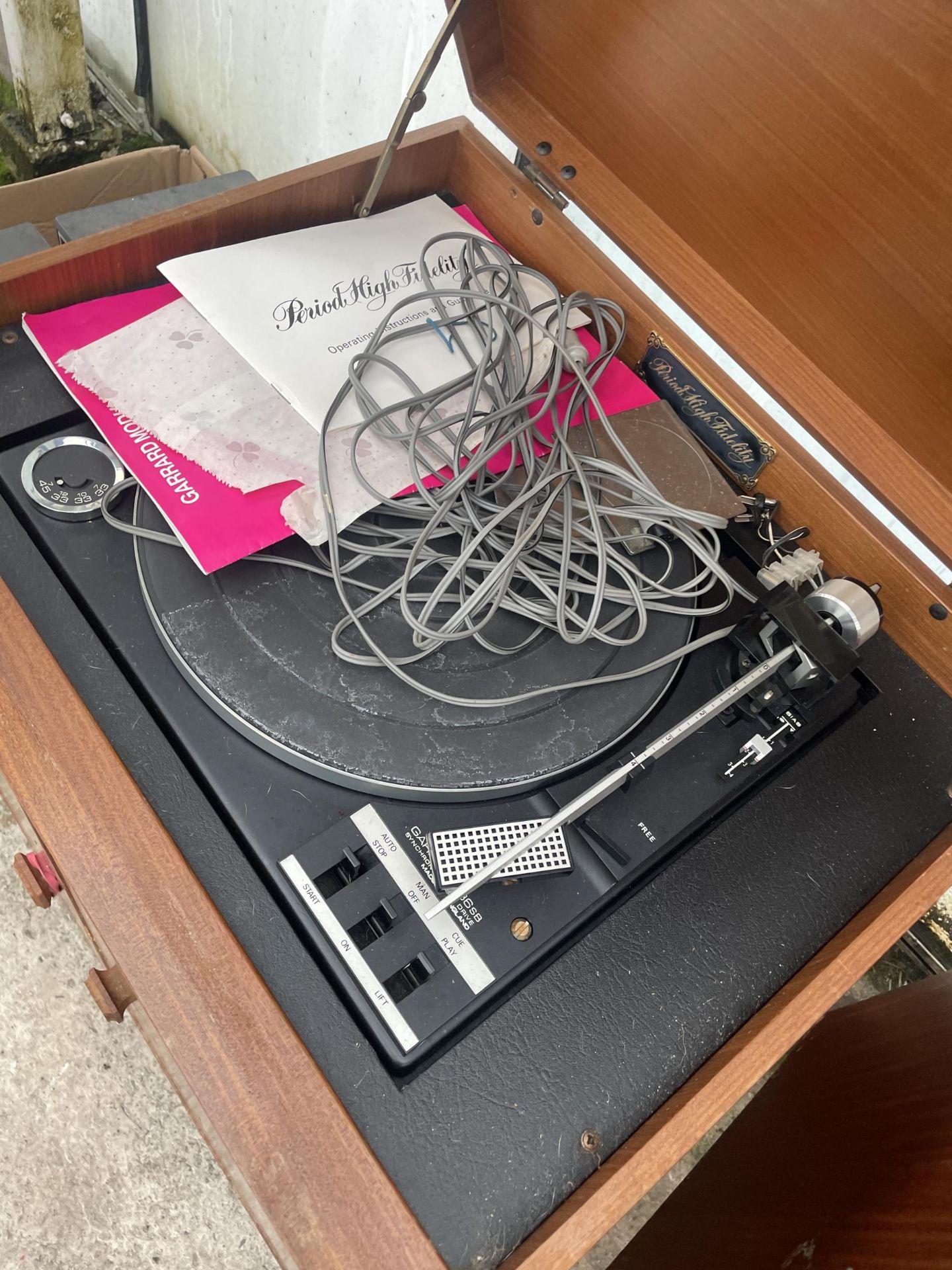 A GARRARD 86SB RECORD PLAYER AND A PAIR OF SPEAKERS - Bild 2 aus 3