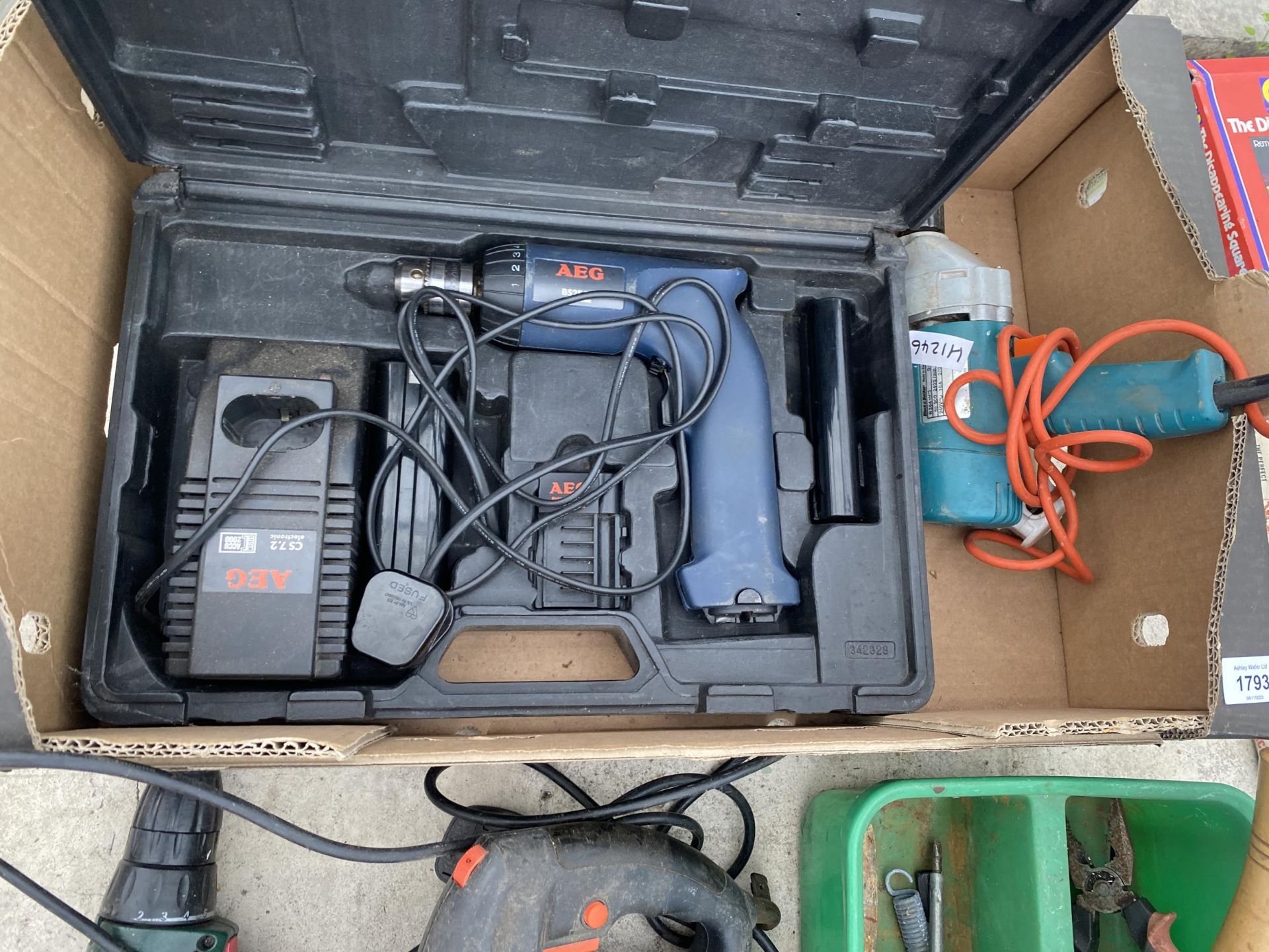 AN ASSORTMENT OF TOOLS TO INCLUDE A BRACE DRILL, AN AEG BATTERY DRILL AND A WICKES JIGSAW ETC - Image 4 of 4
