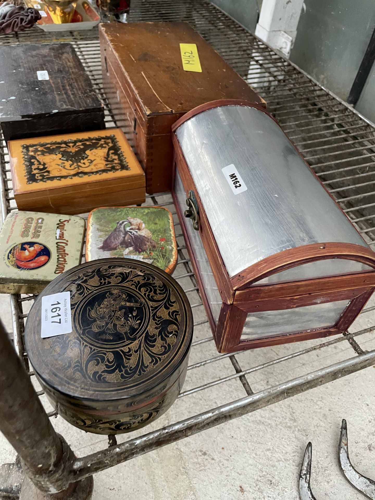 AN ASSORTMENT OF VINTAGE TINS AND WOODEN STORAGE BOXES - Bild 3 aus 4