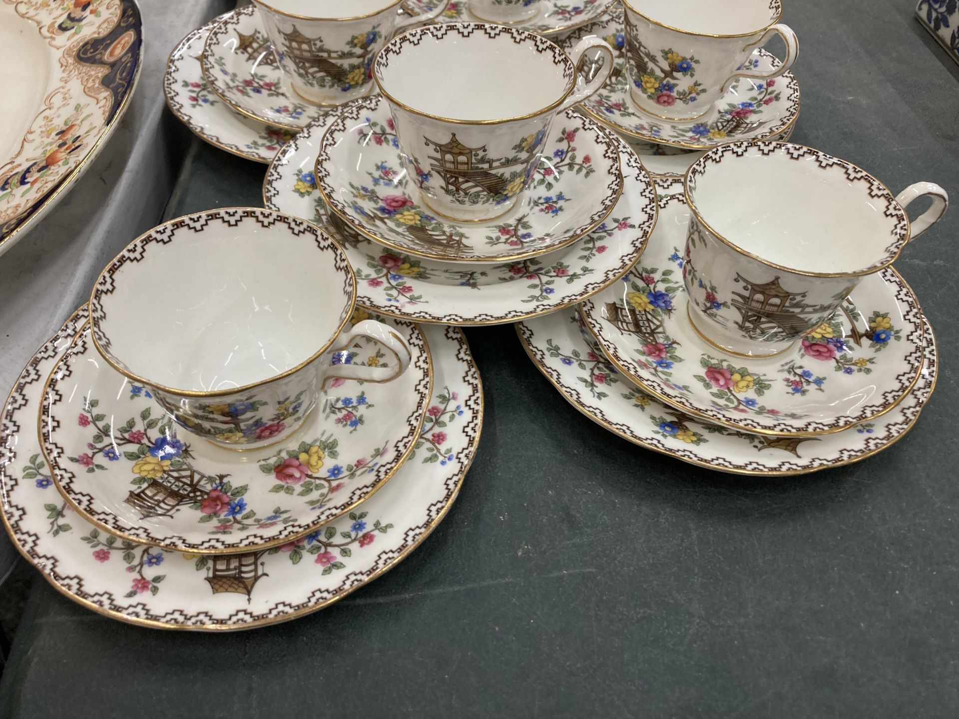 A VINTAGE ANYSLEY BONE CHINA PART TEA SET "PAGODA" - Bild 2 aus 5