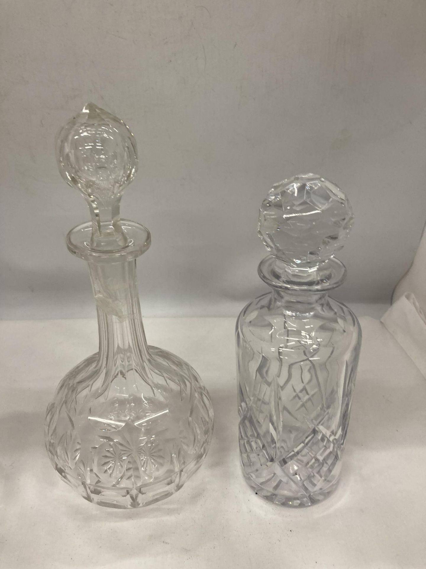 FOUR CUT GLASS DECANTERS OF VARYING SHAPES - Bild 3 aus 3