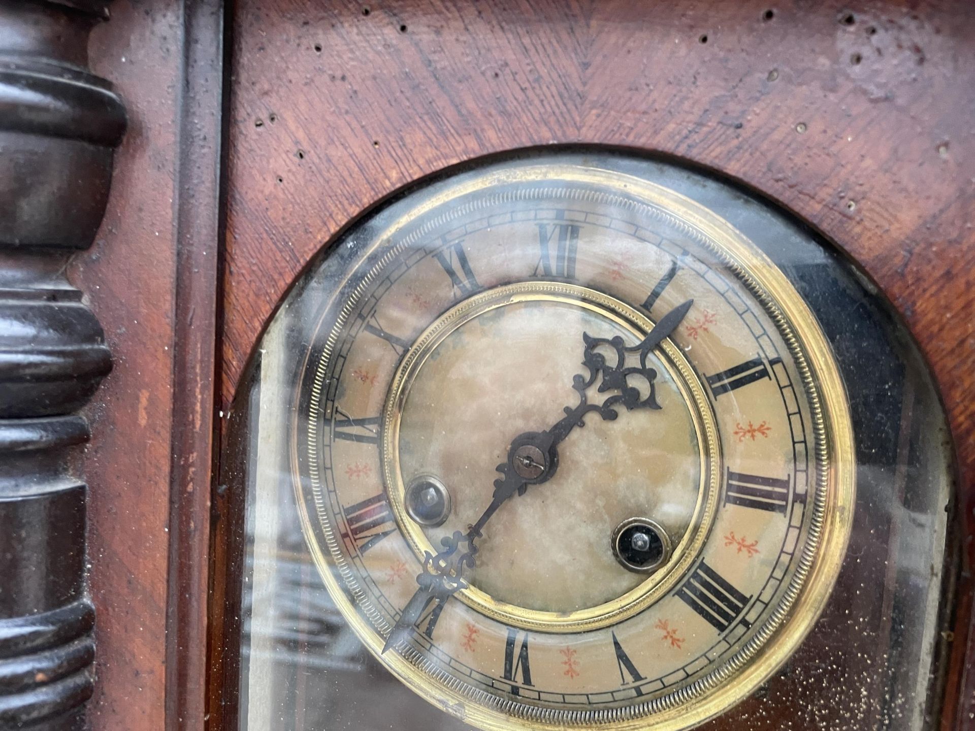 A VINTAGE MAHOGANY CHIMING WALL CLOCK - Image 2 of 3