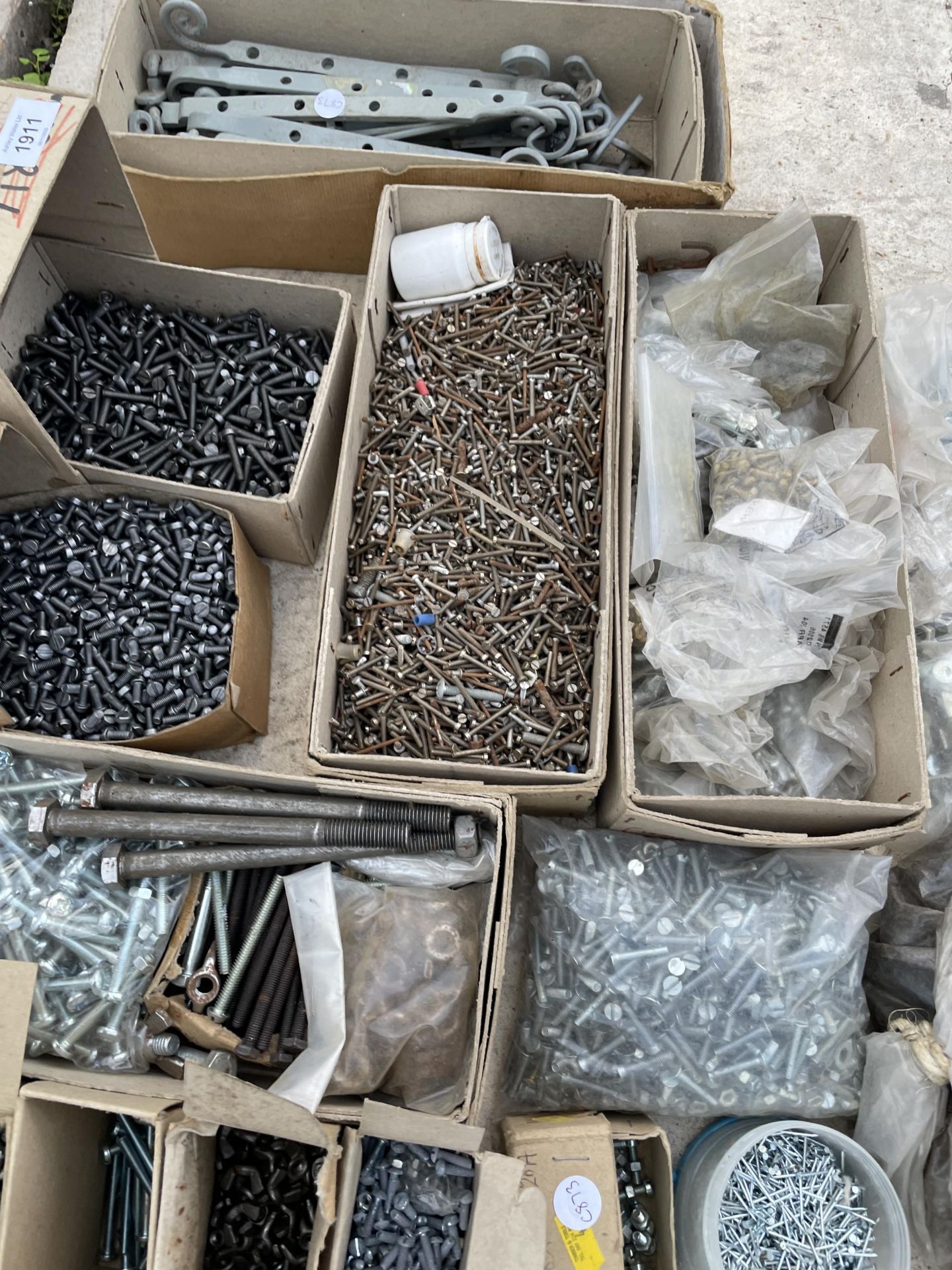 A LARGE ASSORTMENT OF HARDWARE TO INCLUDE NAILS, BOLTS AND DOOR LATCHES ETC - Bild 3 aus 3
