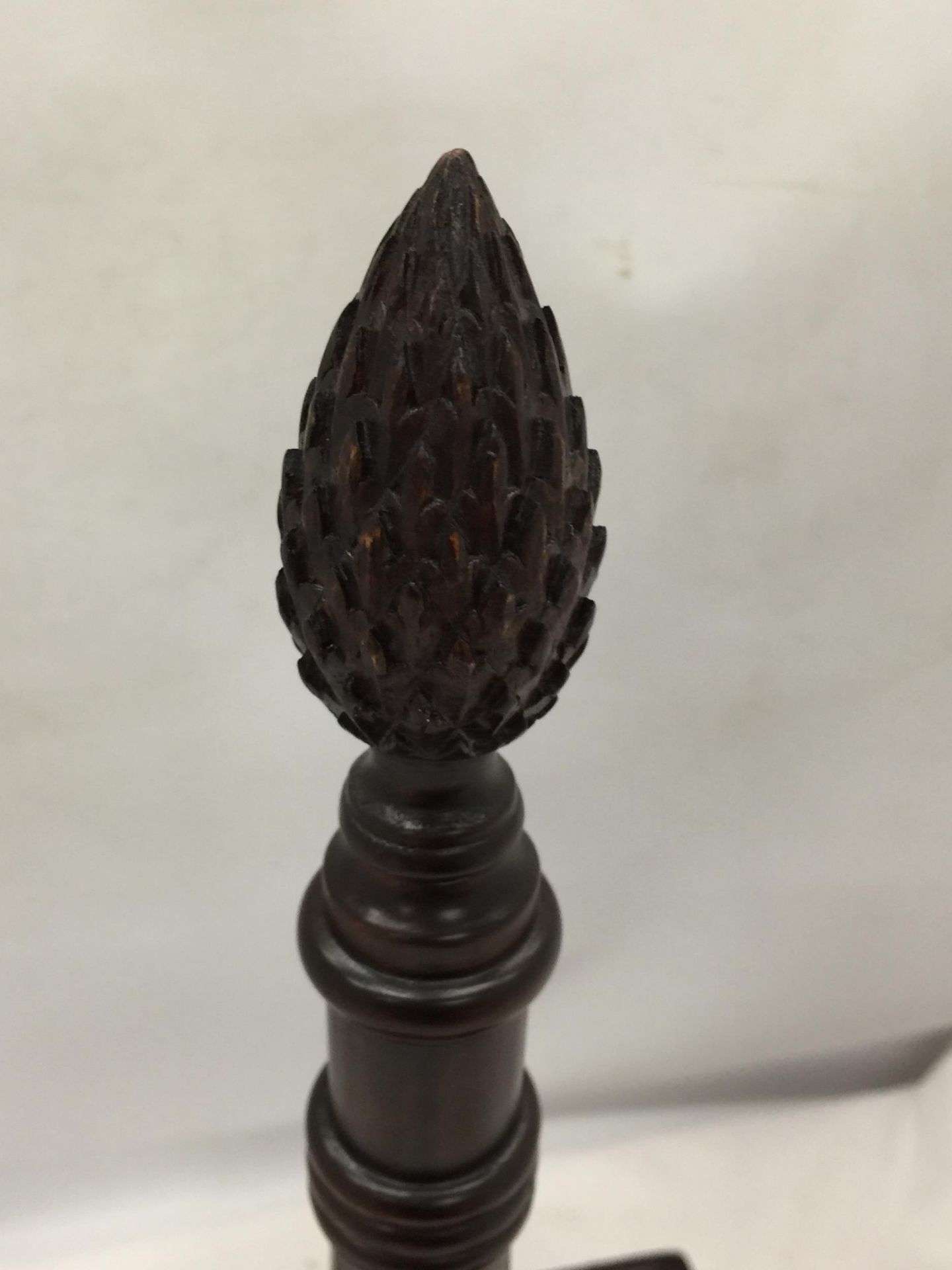 A VINTAGE MAHOGANY FOUR SECTION BOTTLE HOLDER WITH CARVED TOP - Image 4 of 4