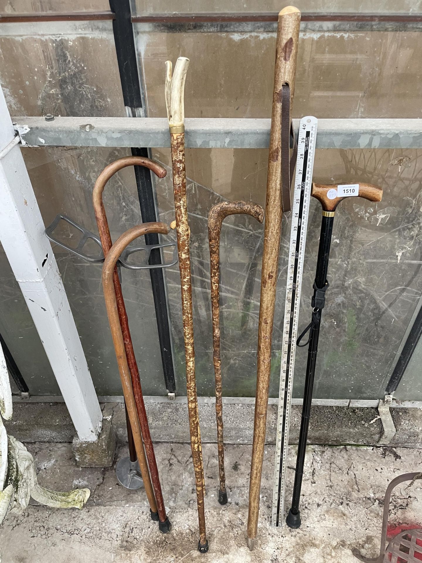 AN ASSORTMENT OF WALKING STICKS TO INCLUDE A SHOOTING STICK ETC